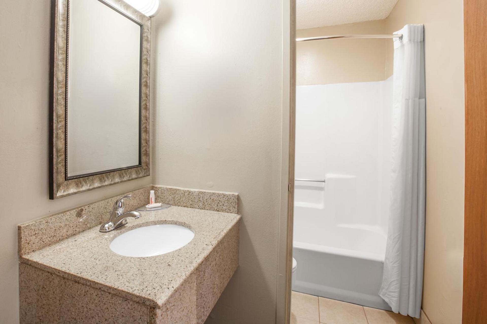 Super 8 by Wyndham Natchitoches photo 38