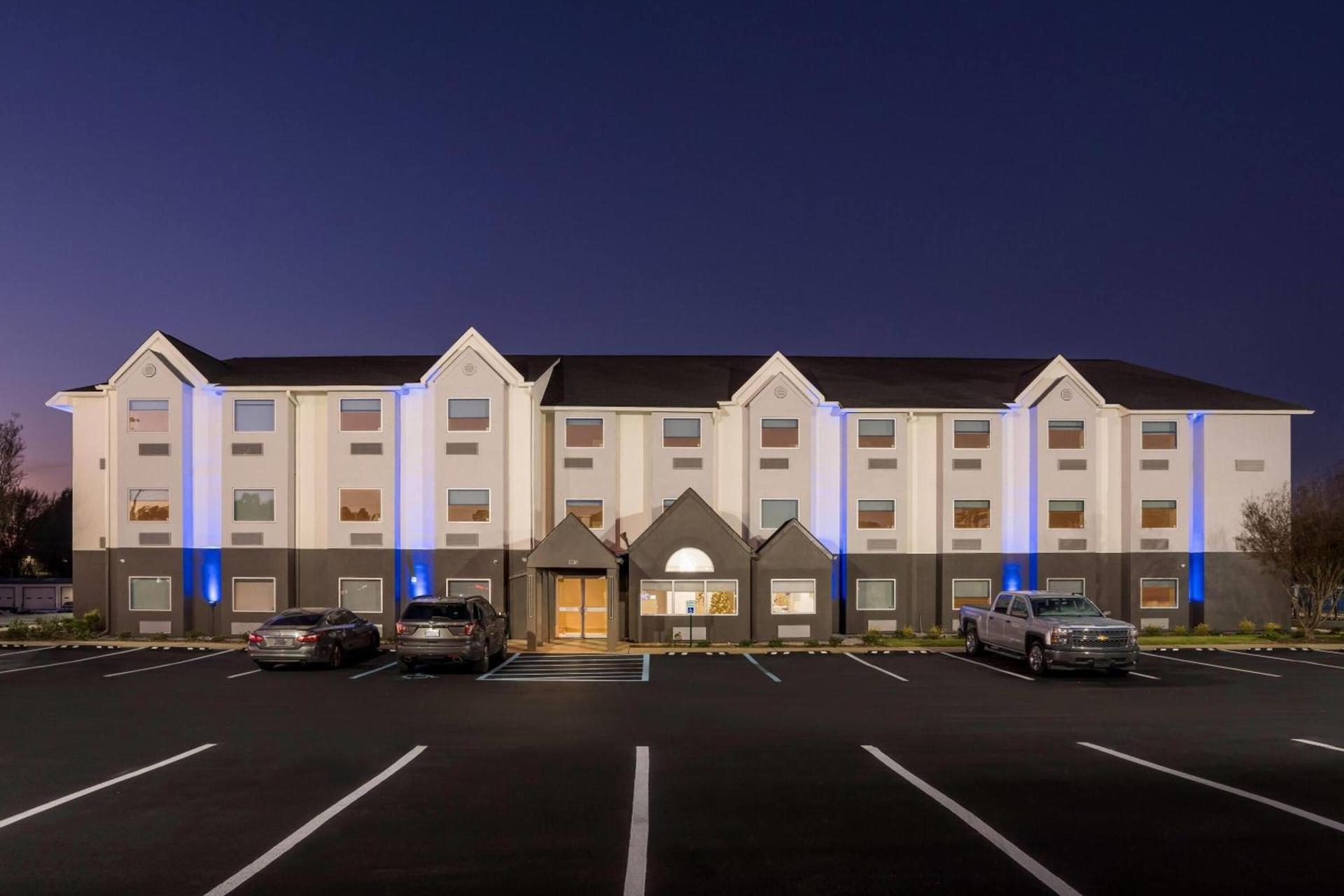 Days Inn & Suites by Wyndham Brandon Amphitheater photo 41