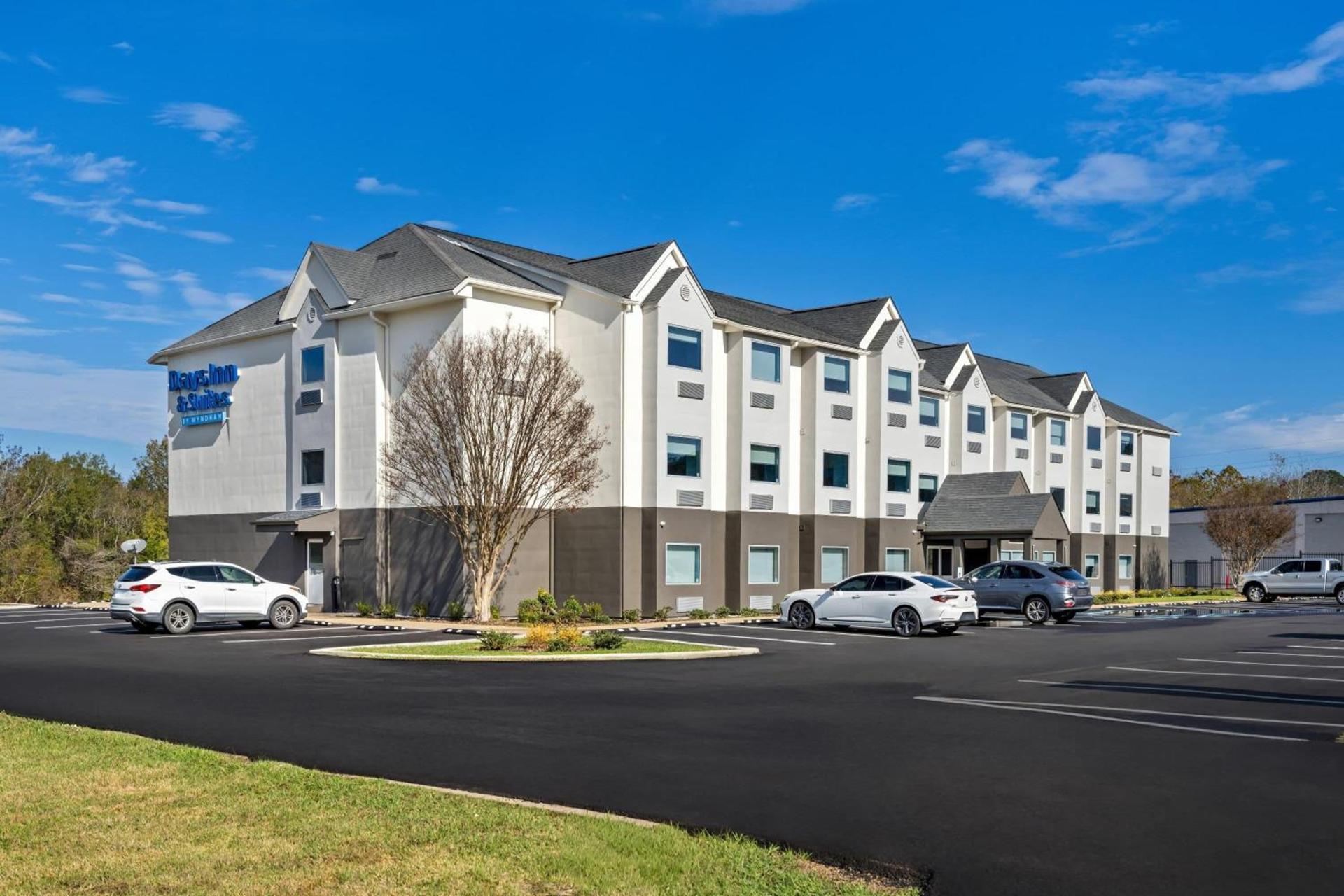 Days Inn & Suites by Wyndham Brandon Amphitheater — hotel in Brandon
