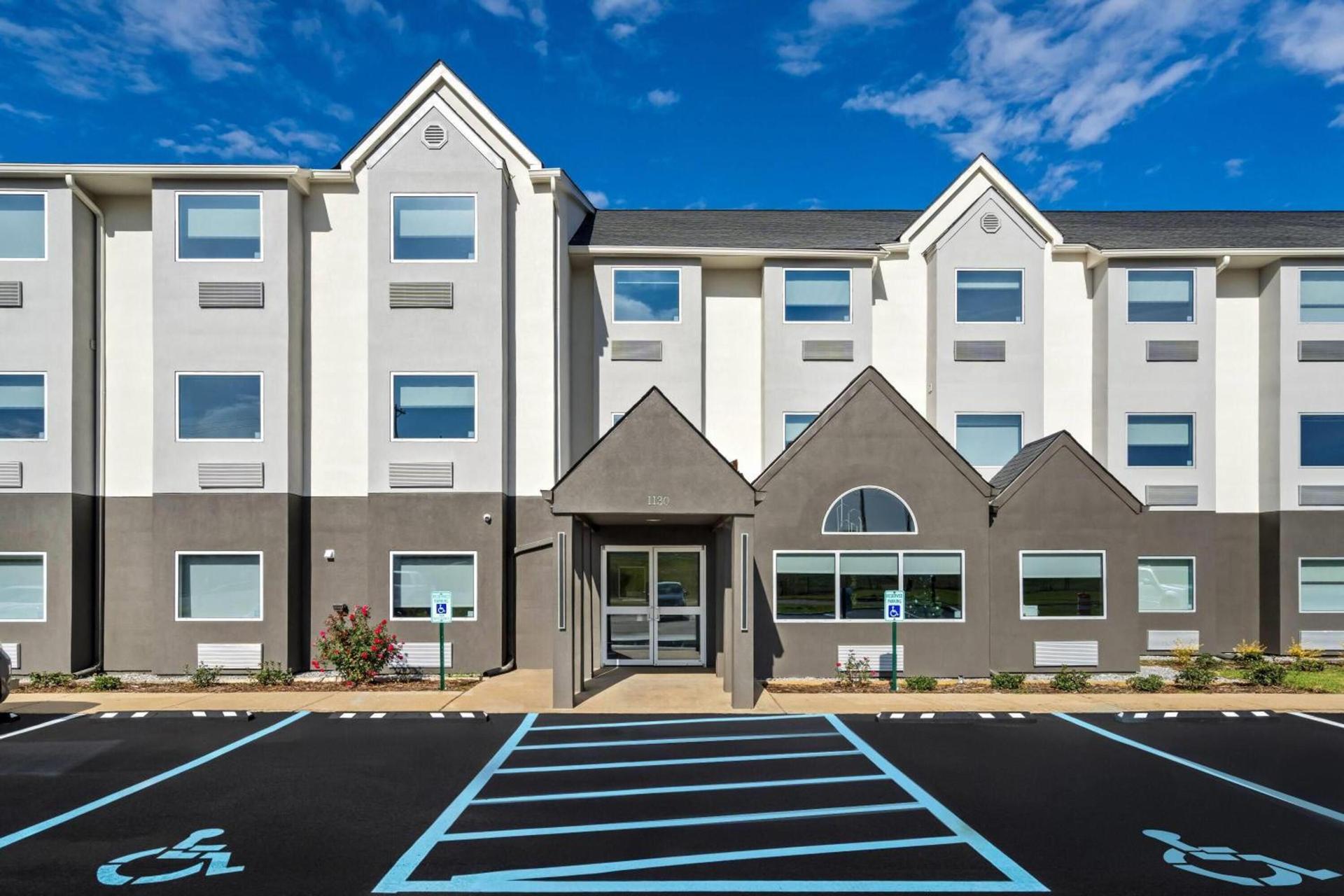 Days Inn & Suites by Wyndham Brandon Amphitheater photo 39