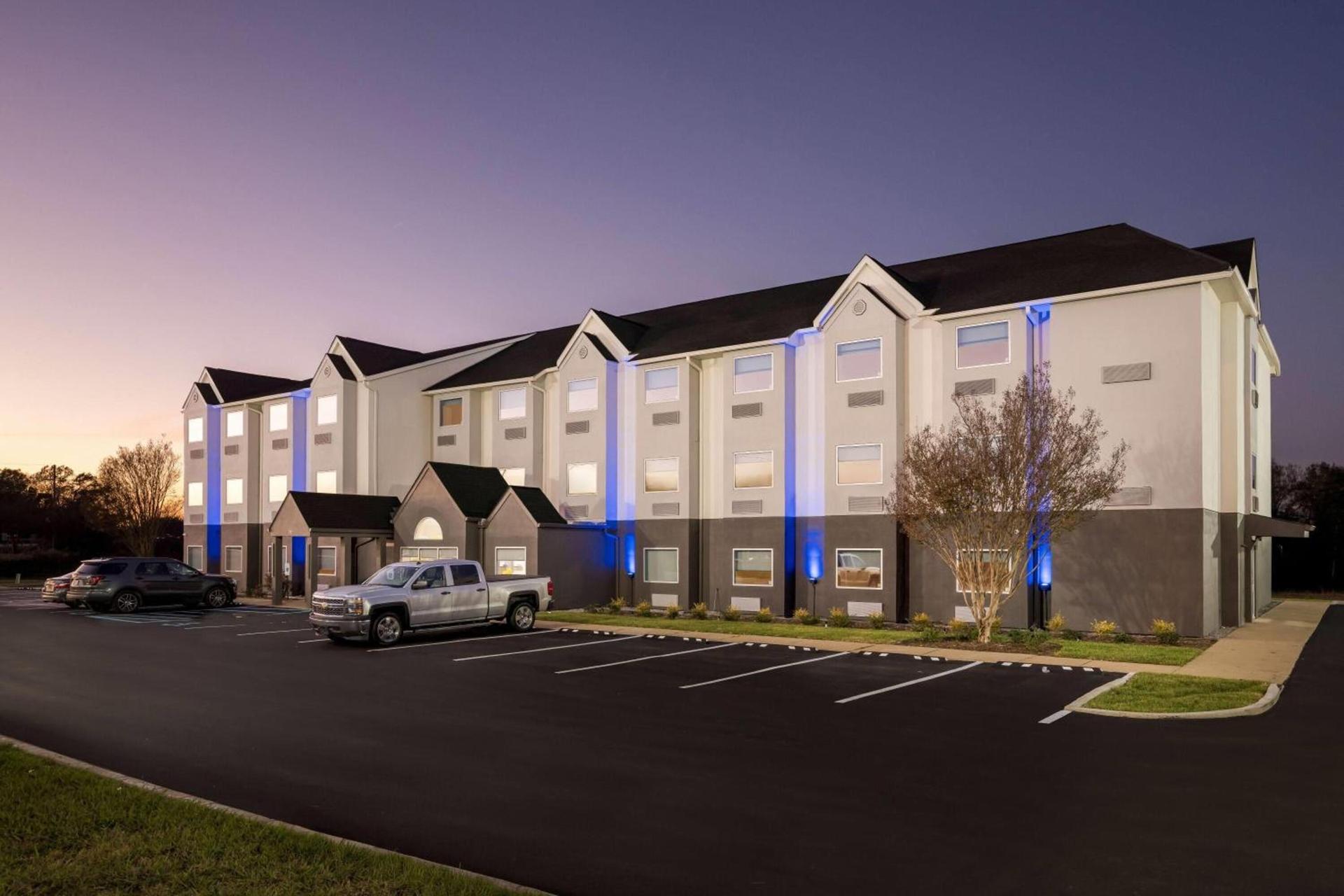 Days Inn & Suites by Wyndham Brandon Amphitheater photo 37
