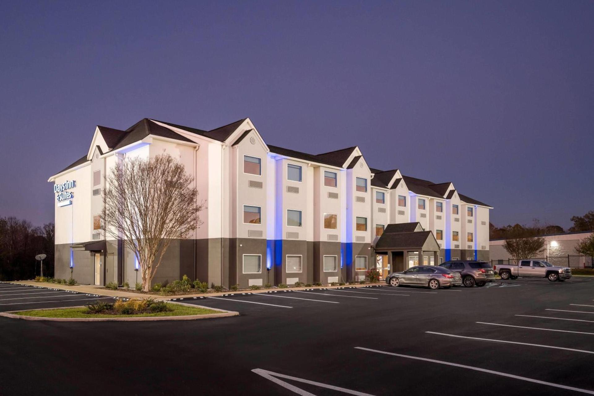 Days Inn & Suites by Wyndham Brandon Amphitheater photo 36