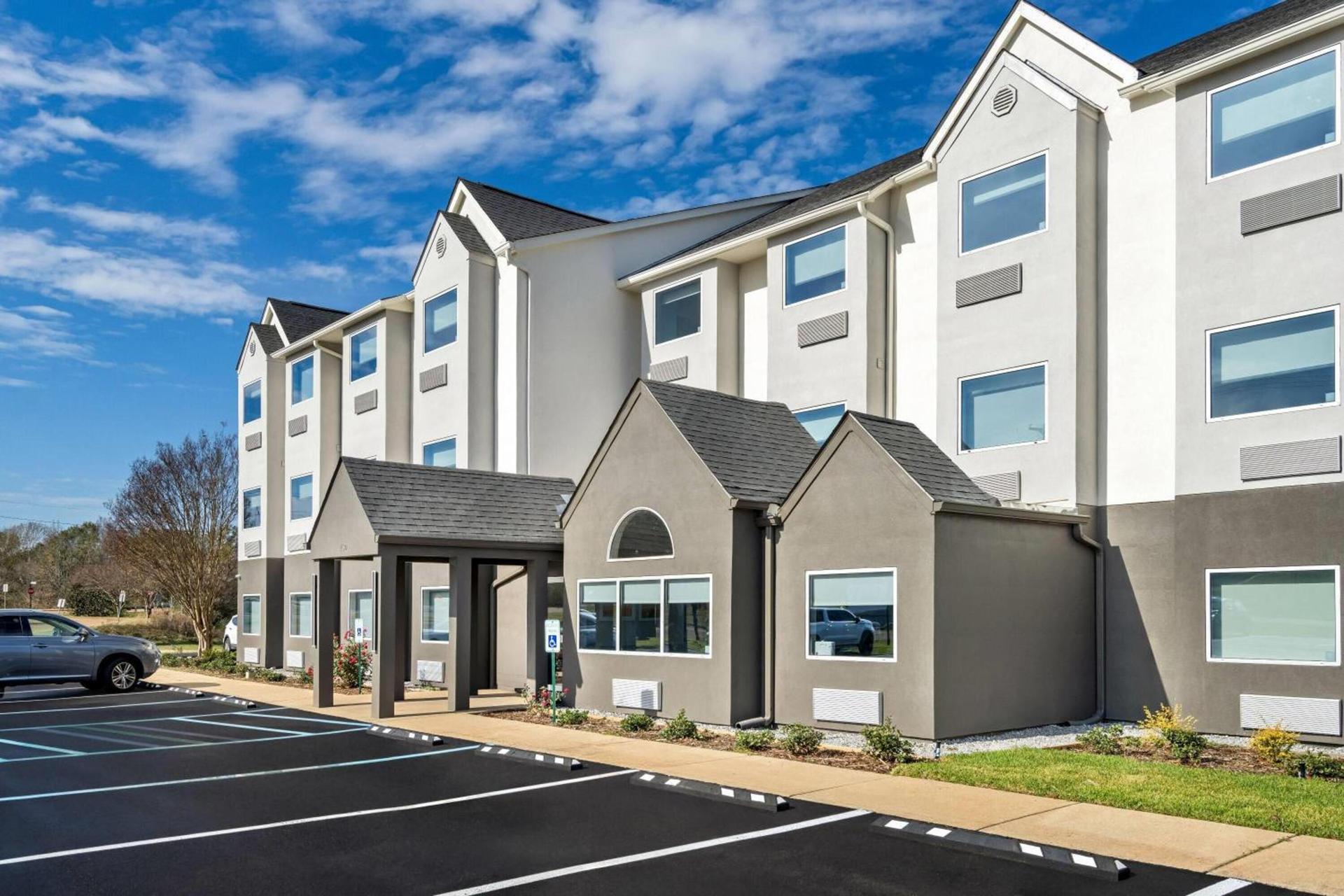 Days Inn & Suites by Wyndham Brandon Amphitheater photo 35