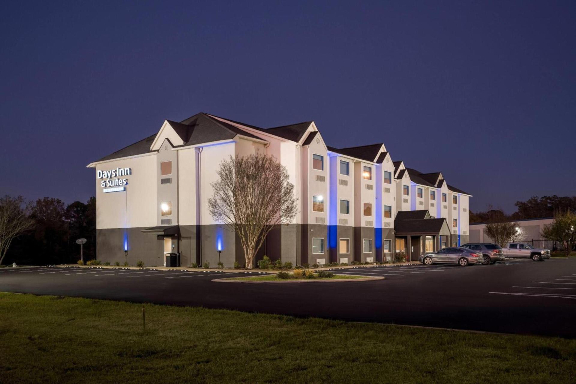 Days Inn & Suites by Wyndham Brandon Amphitheater photo 34