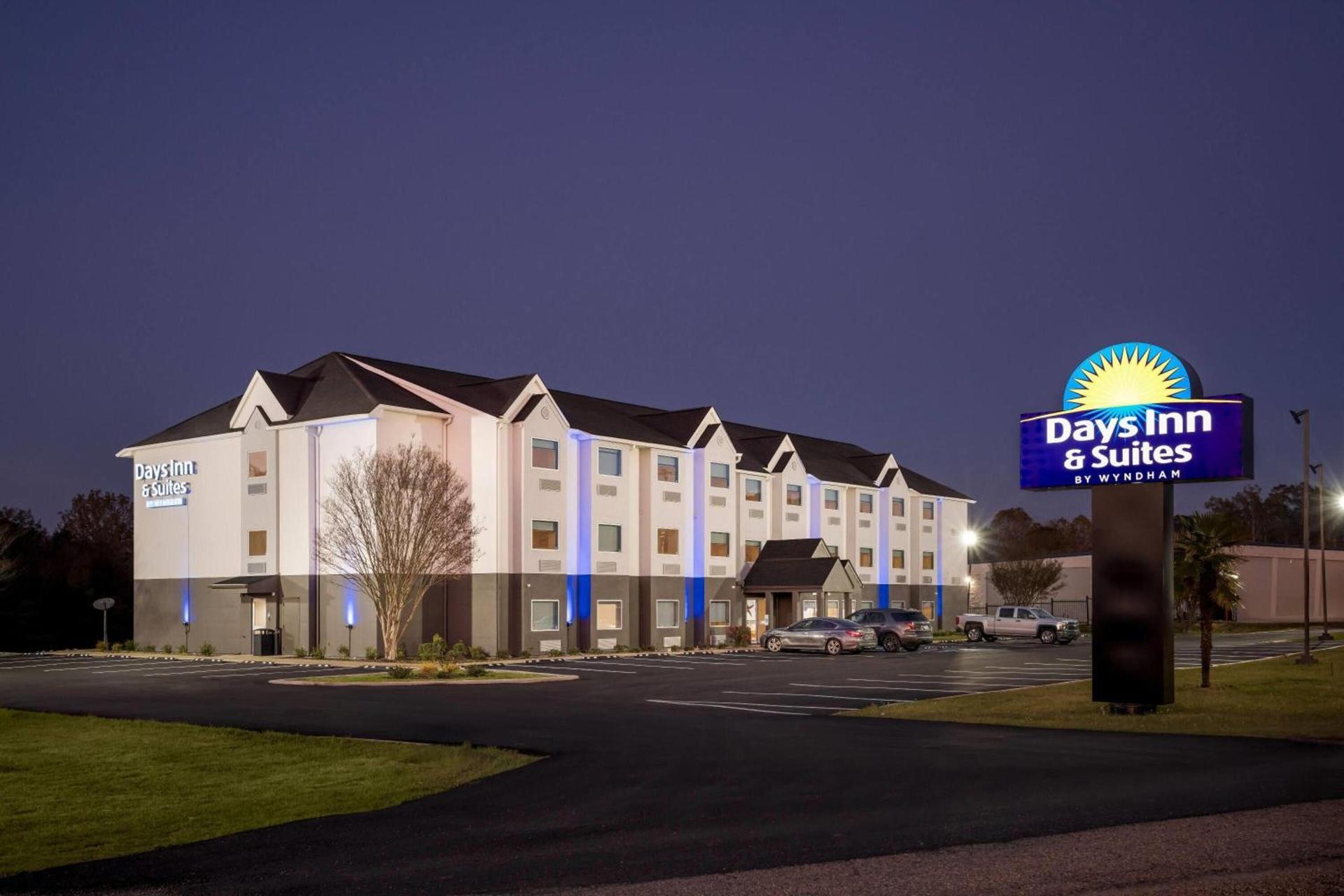 Days Inn & Suites by Wyndham Brandon Amphitheater photo 33
