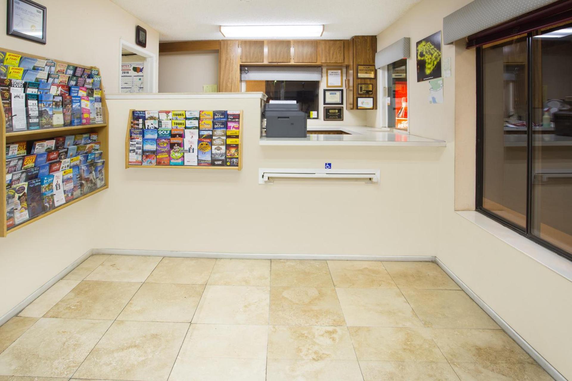 Travelodge by Wyndham Indio photo 11