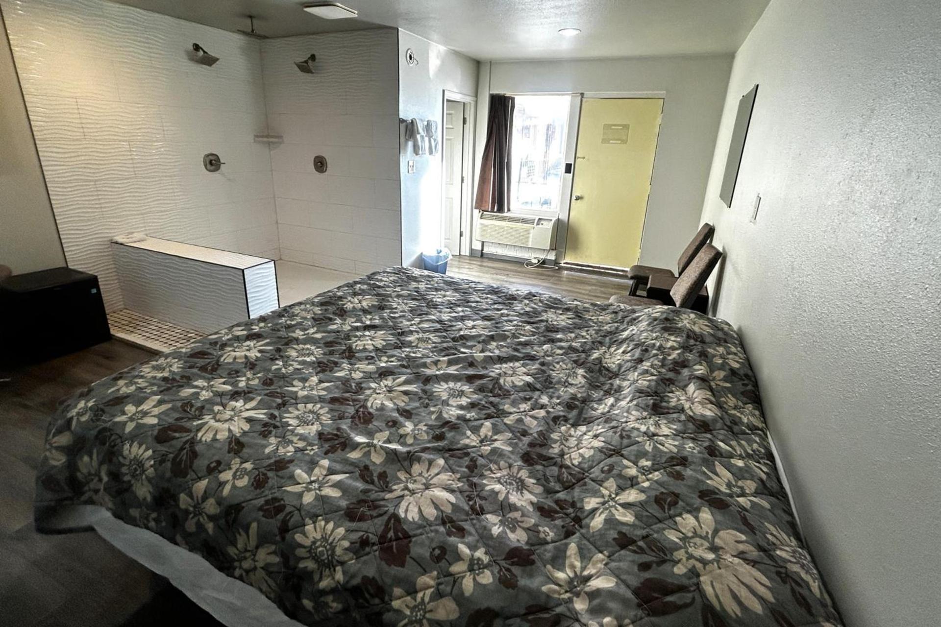 The Queen B Motel, Detroit-Warren photo 17