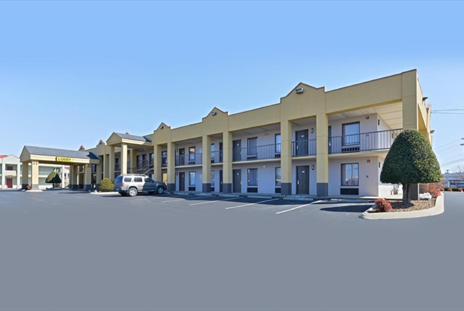 Super 8 by Wyndham Clarksville Northeast photo 16