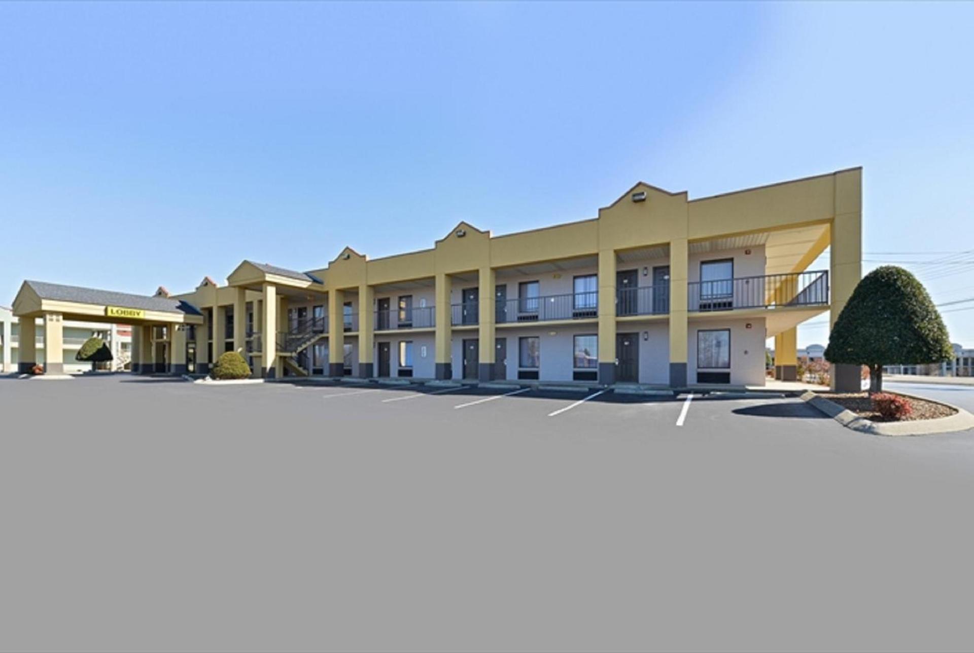 Super 8 by Wyndham Clarksville Northeast photo 17