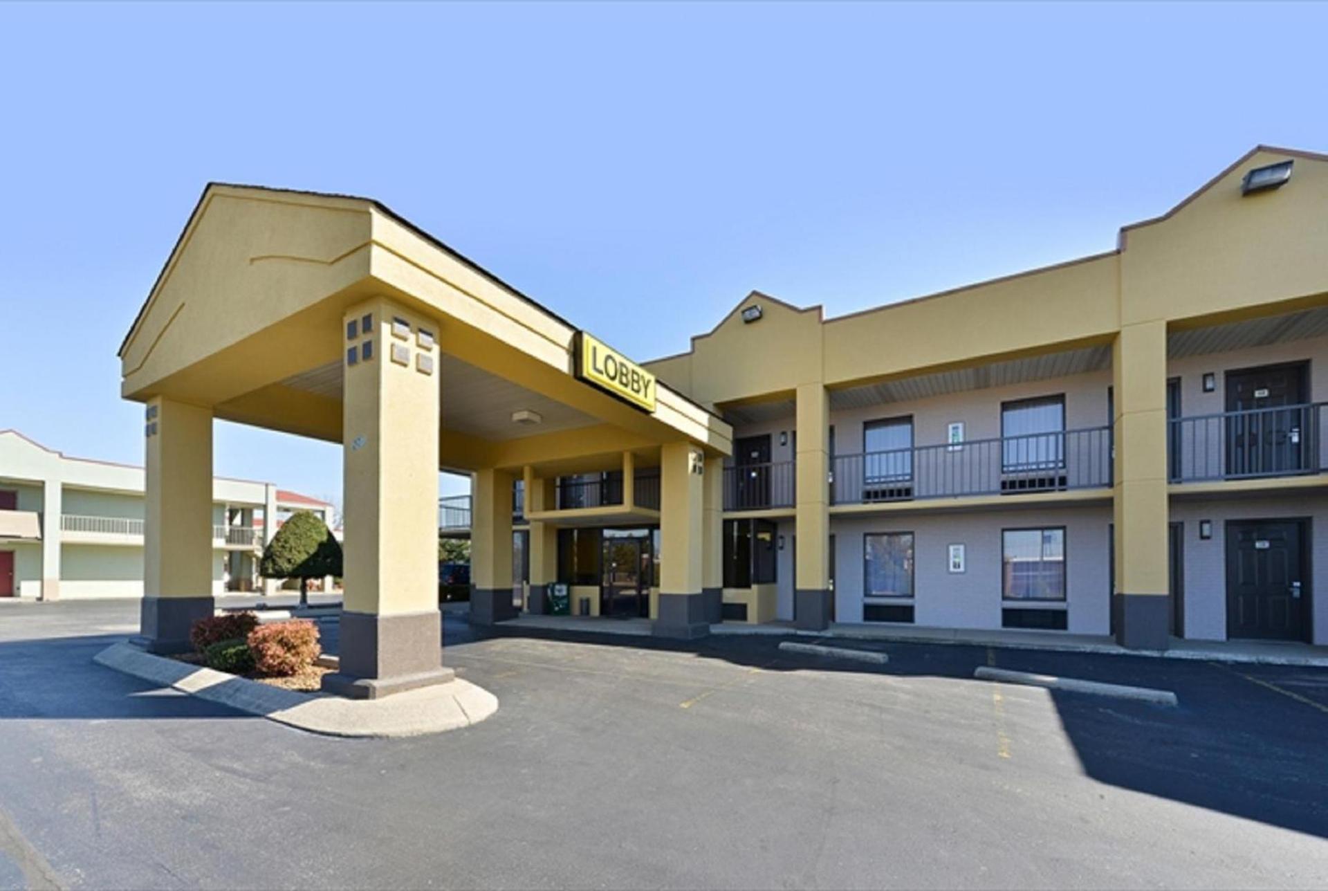 Super 8 by Wyndham Clarksville Northeast photo 18
