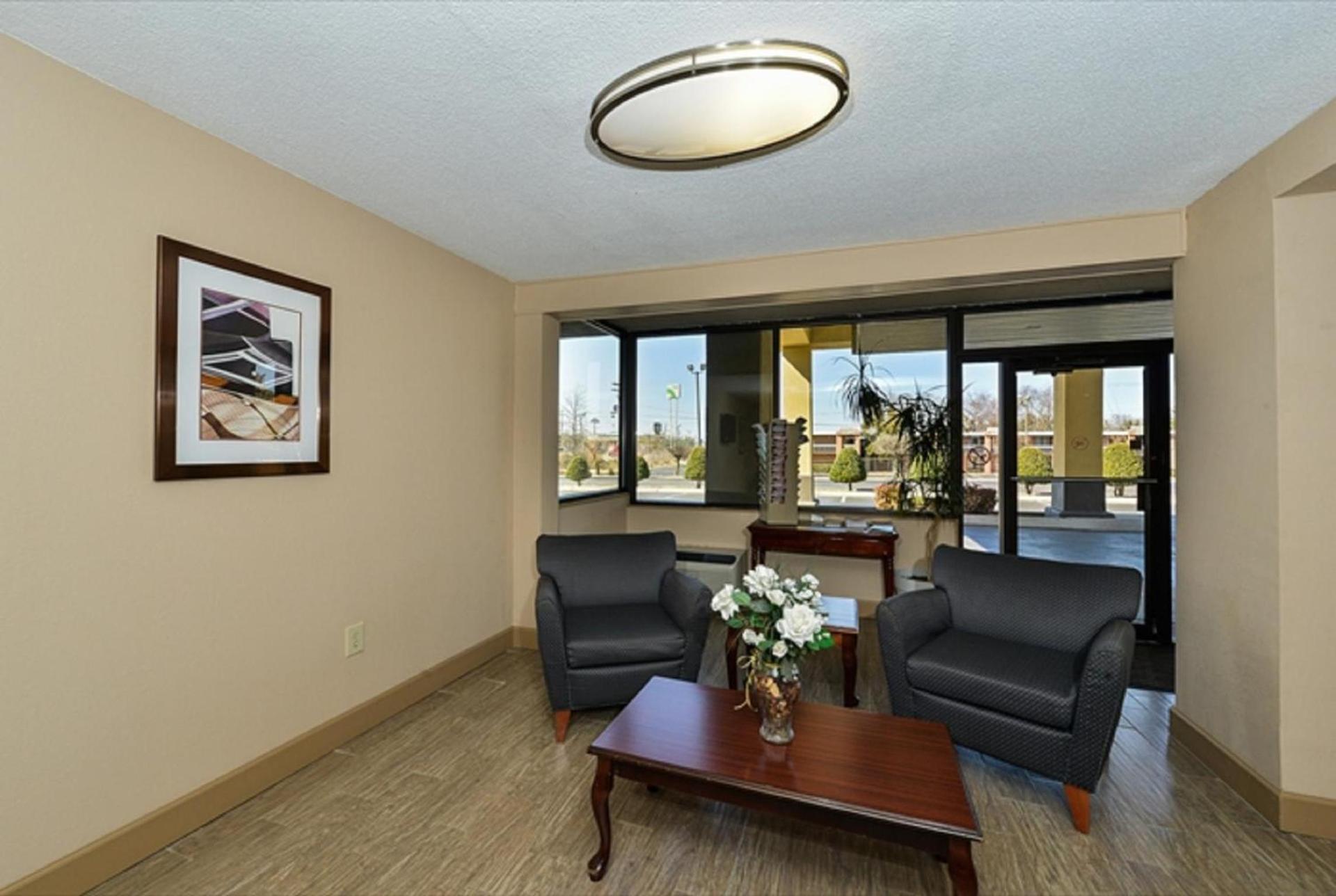 Super 8 by Wyndham Clarksville Northeast photo 20