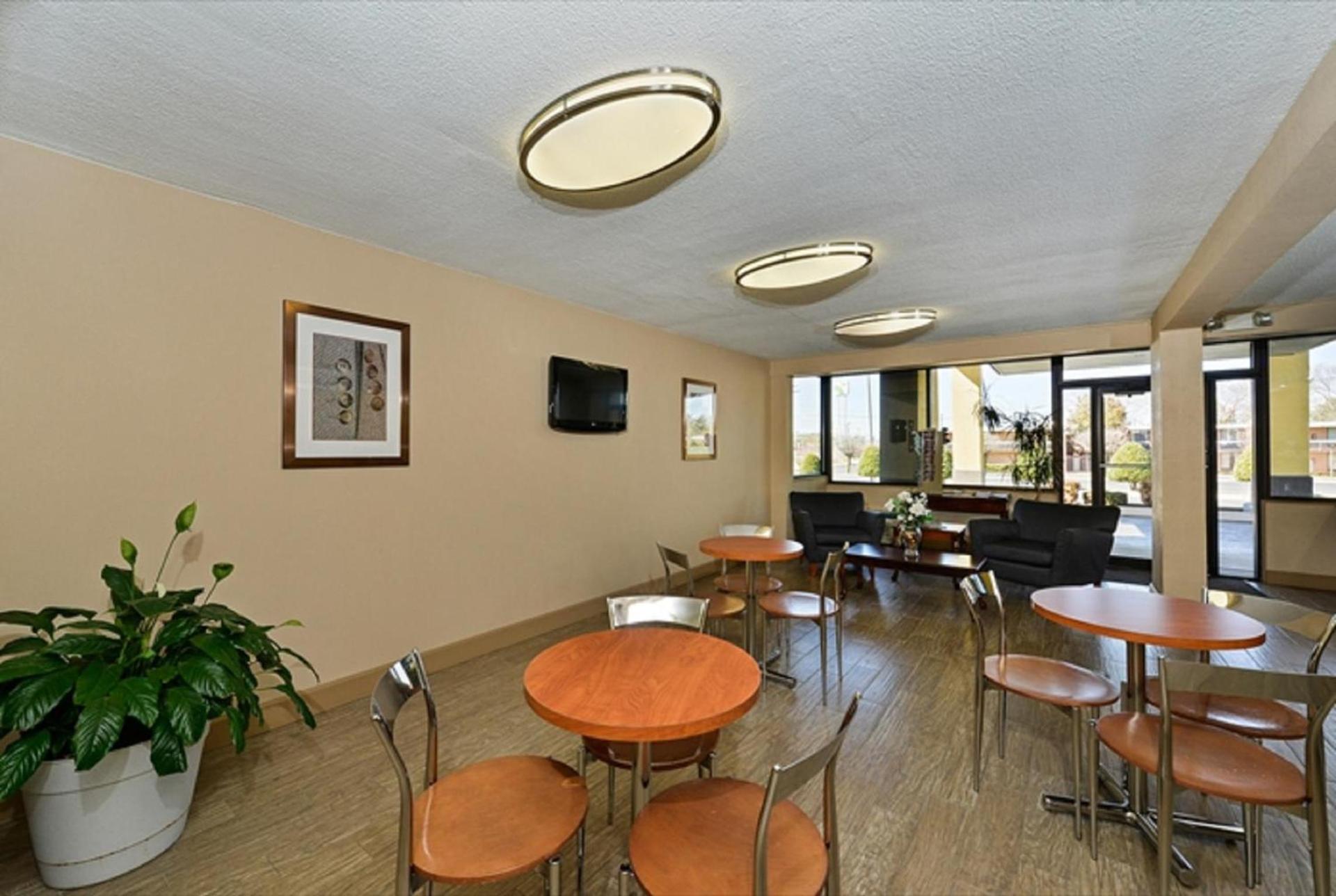 Super 8 by Wyndham Clarksville Northeast photo 21