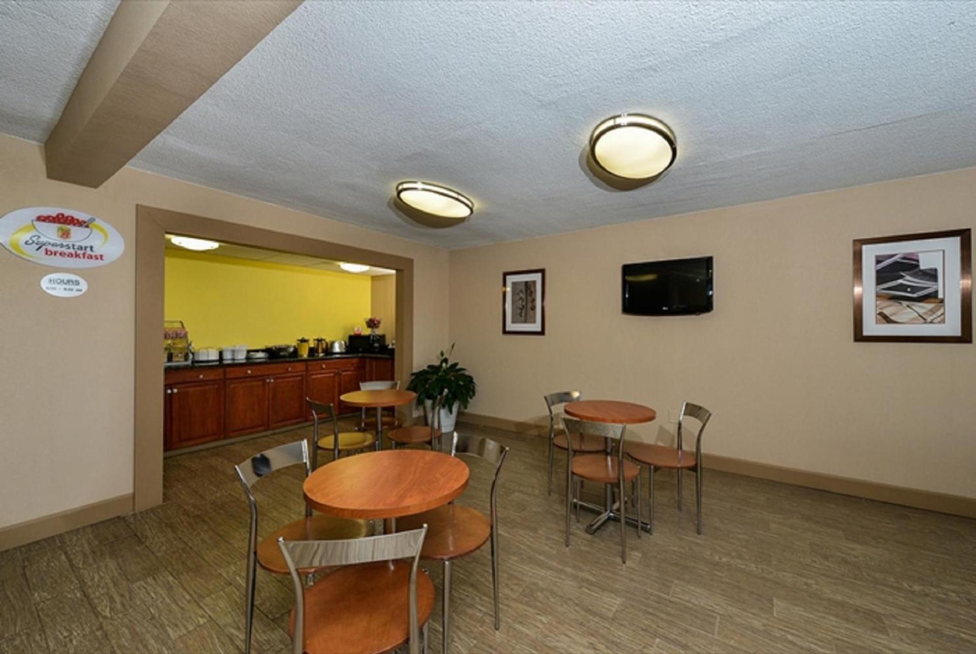 Super 8 by Wyndham Clarksville Northeast photo 23