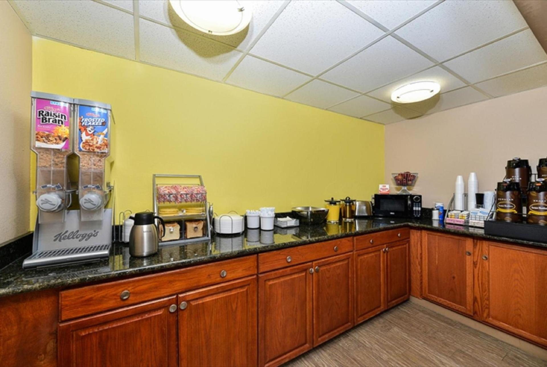 Super 8 by Wyndham Clarksville Northeast photo 24