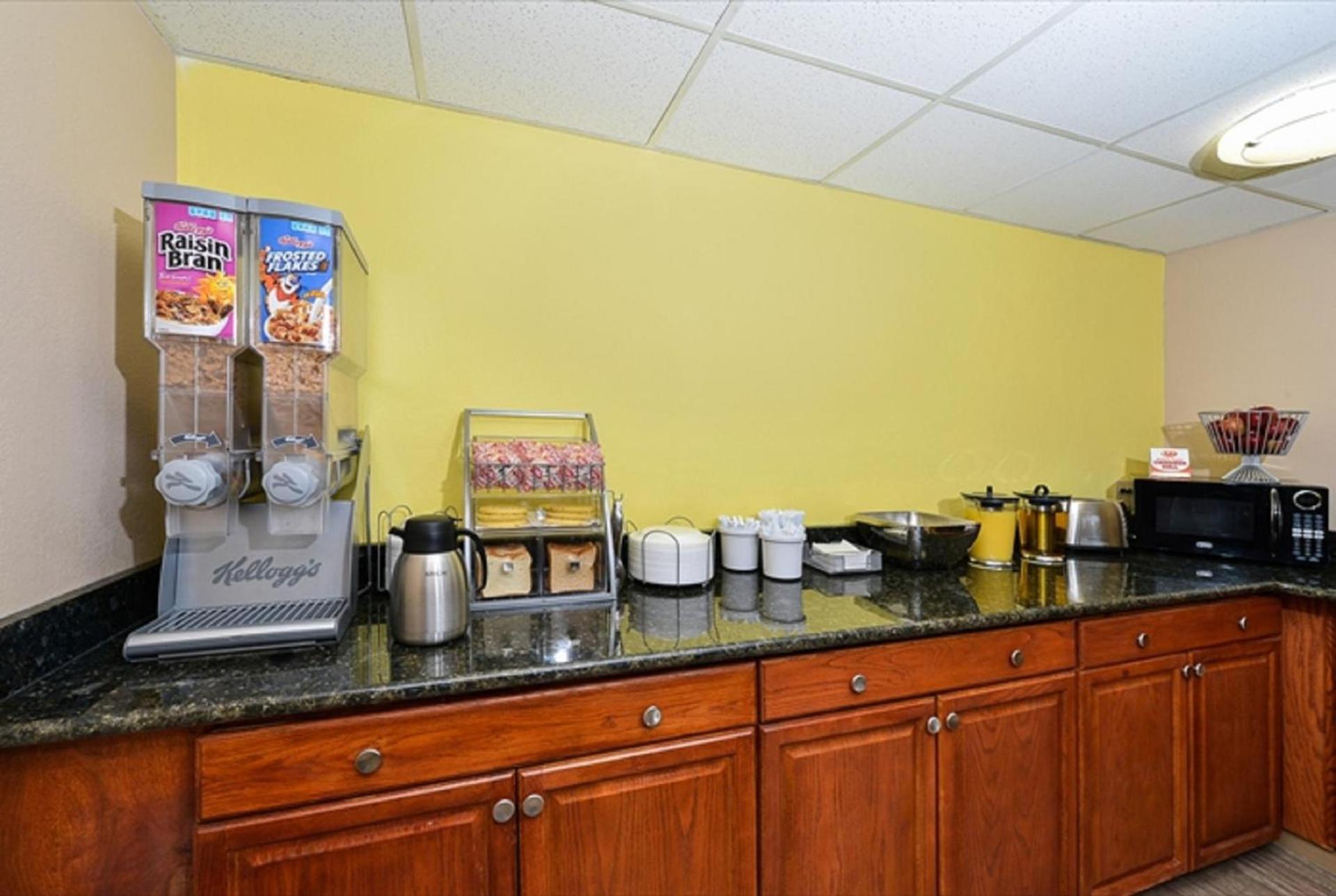 Super 8 by Wyndham Clarksville Northeast photo 26
