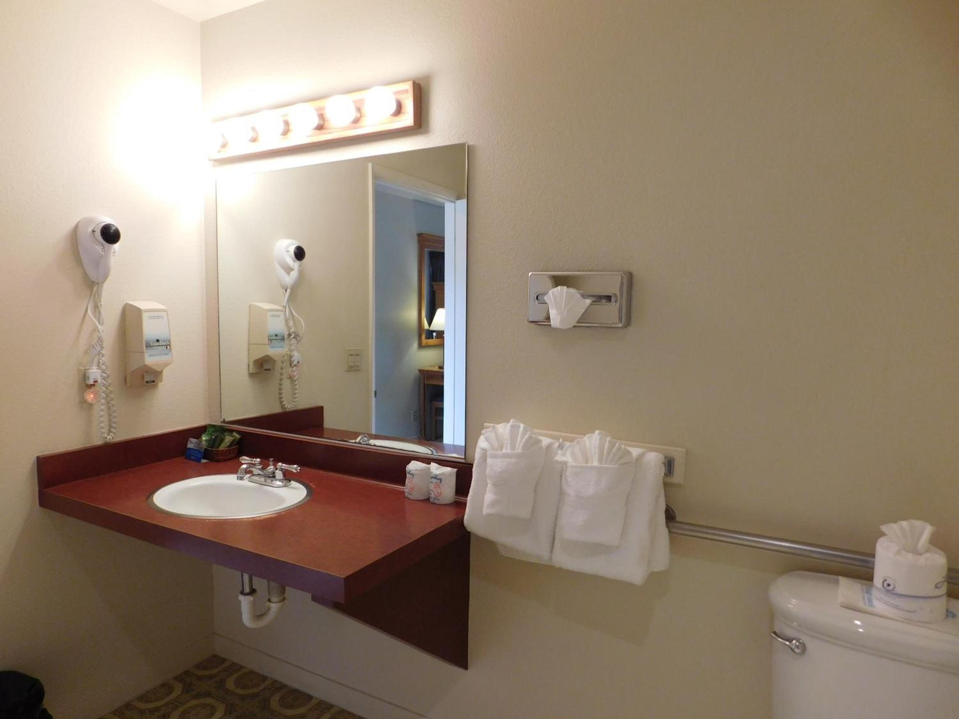 Pacific Gardens Inn photo 51