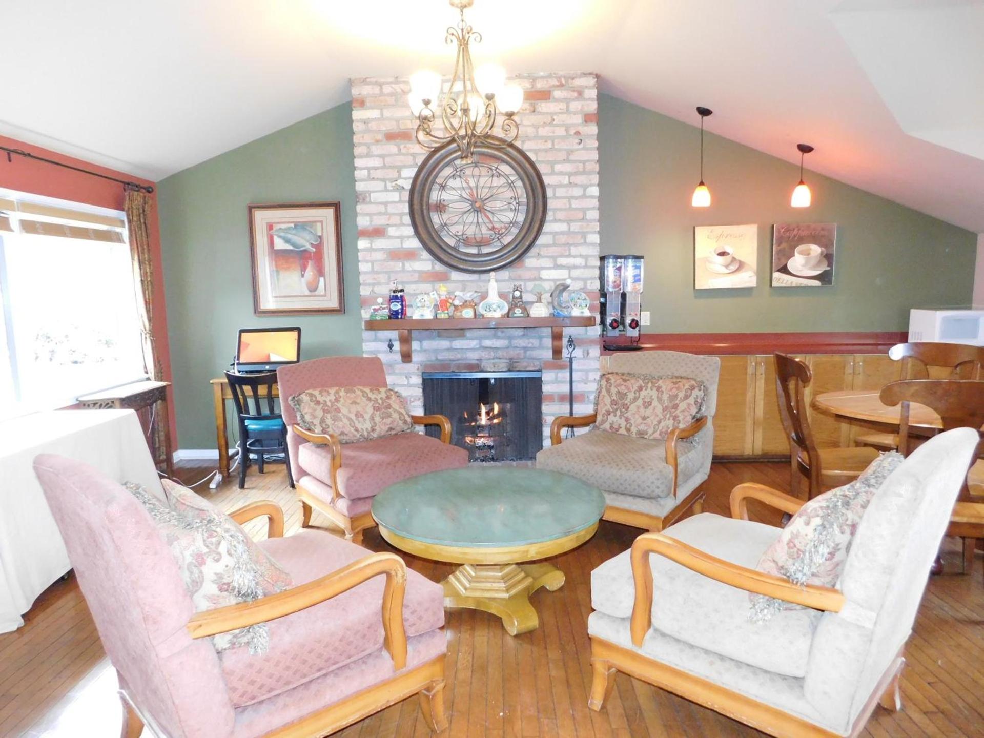 Pacific Gardens Inn photo 16