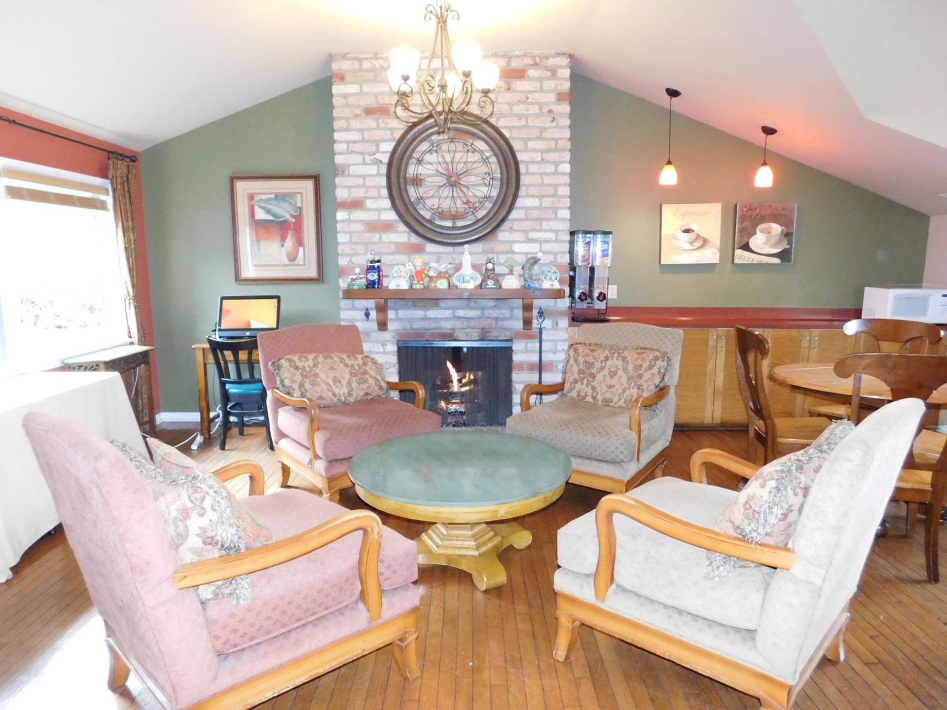 Pacific Gardens Inn photo 35