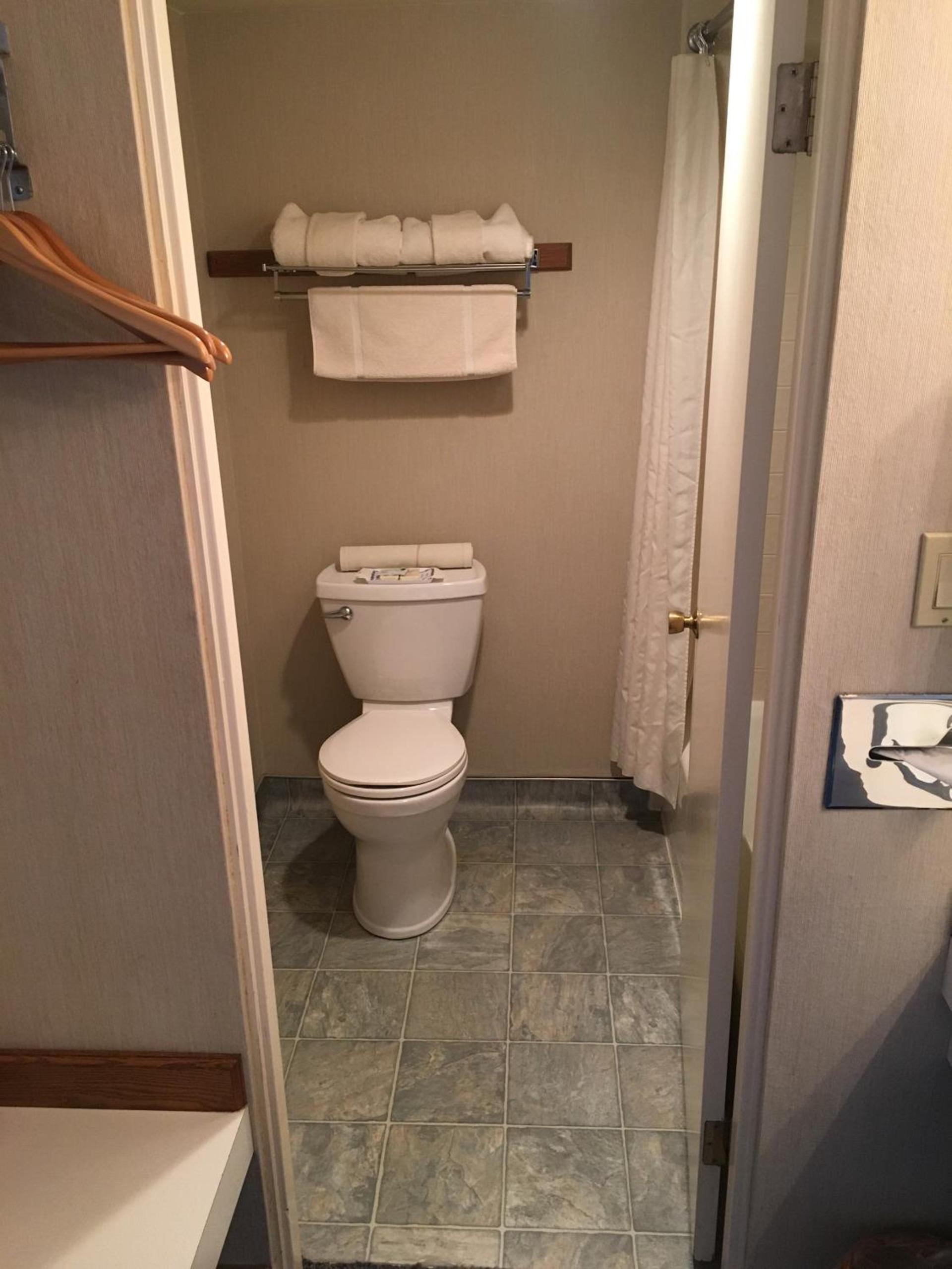 Flagship Inn photo 5