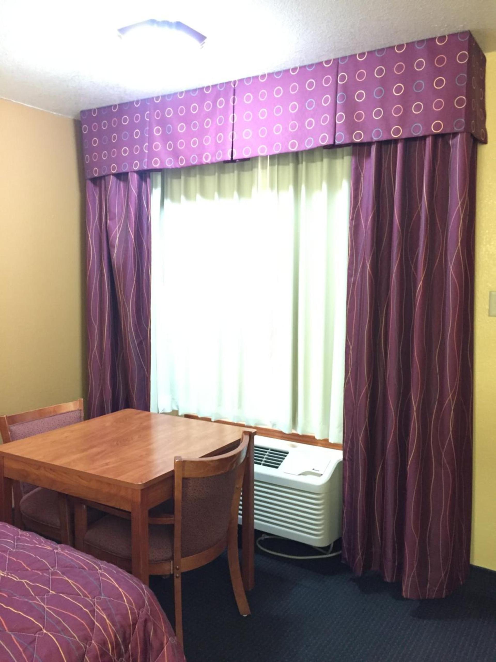 Royal Inn Pearsall photo 7