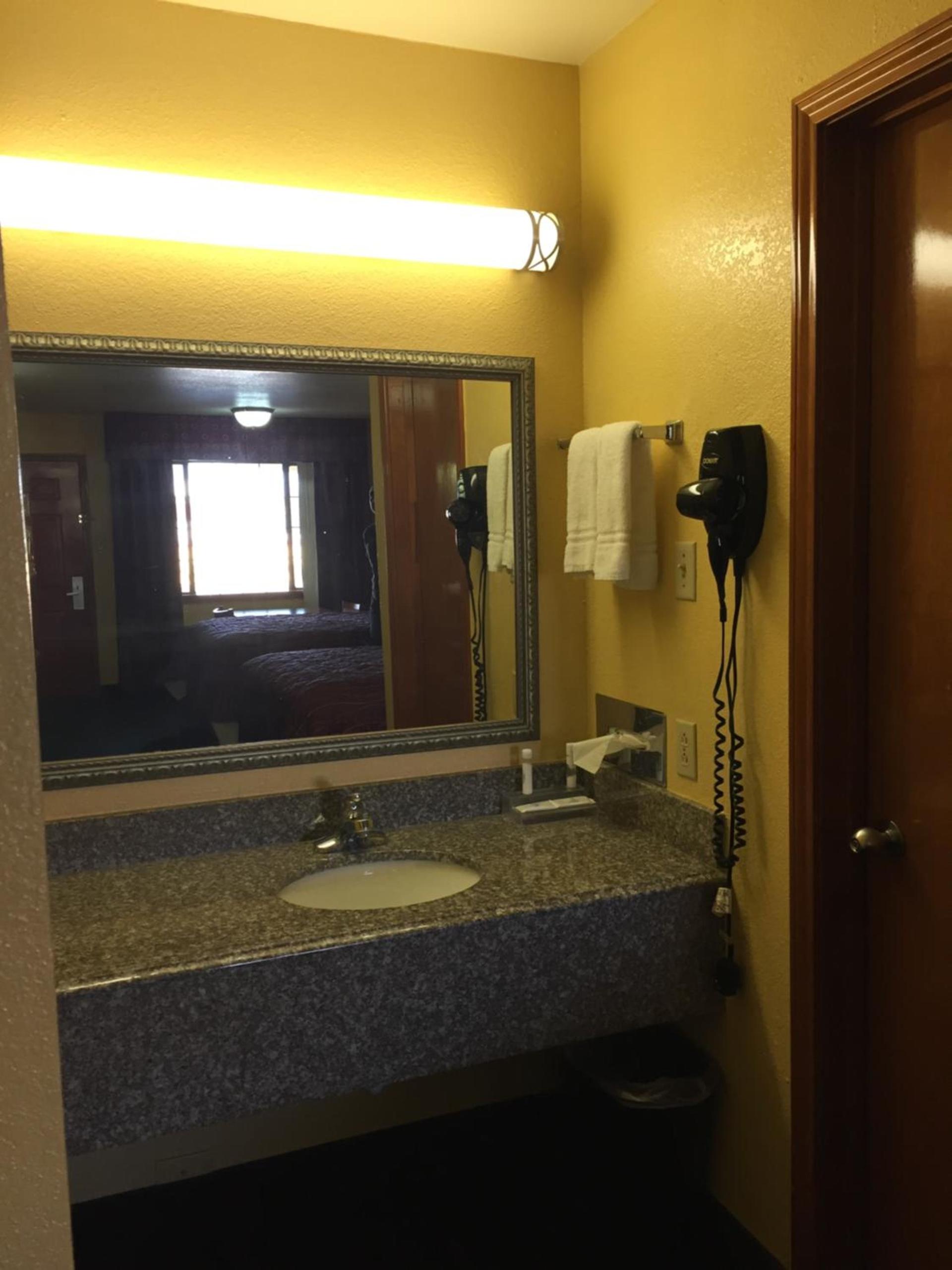 Royal Inn Pearsall photo 10