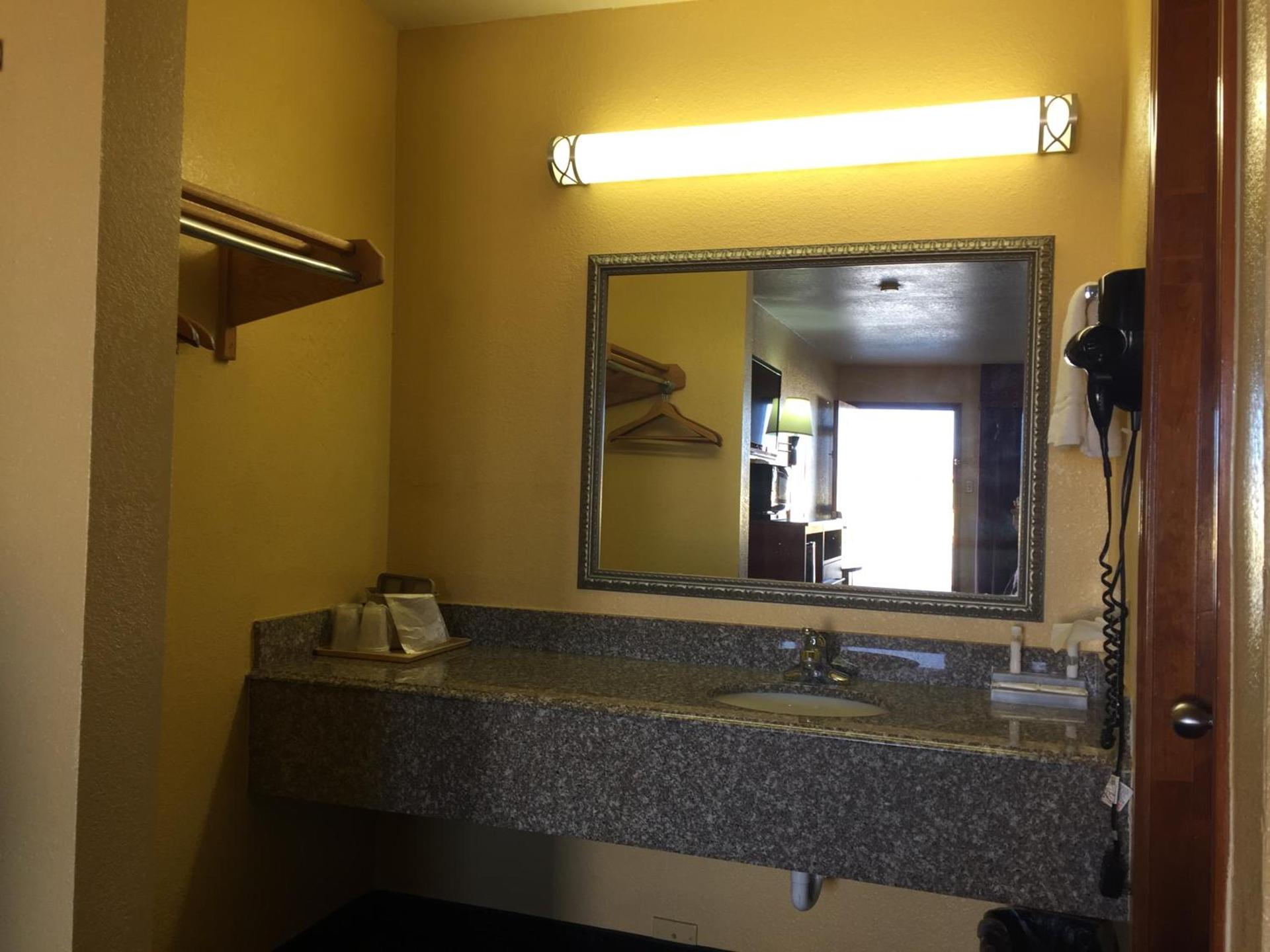 Royal Inn Pearsall photo 18