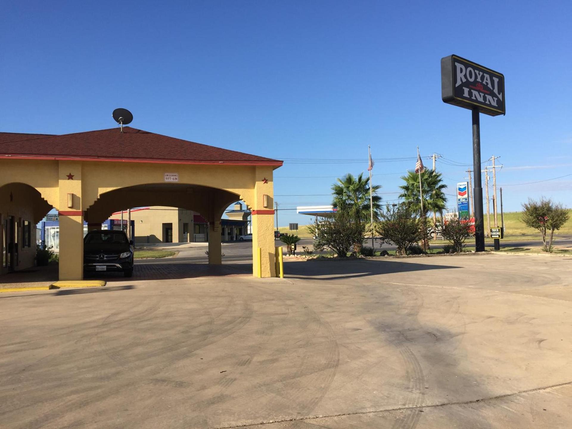 Royal Inn Pearsall photo 23