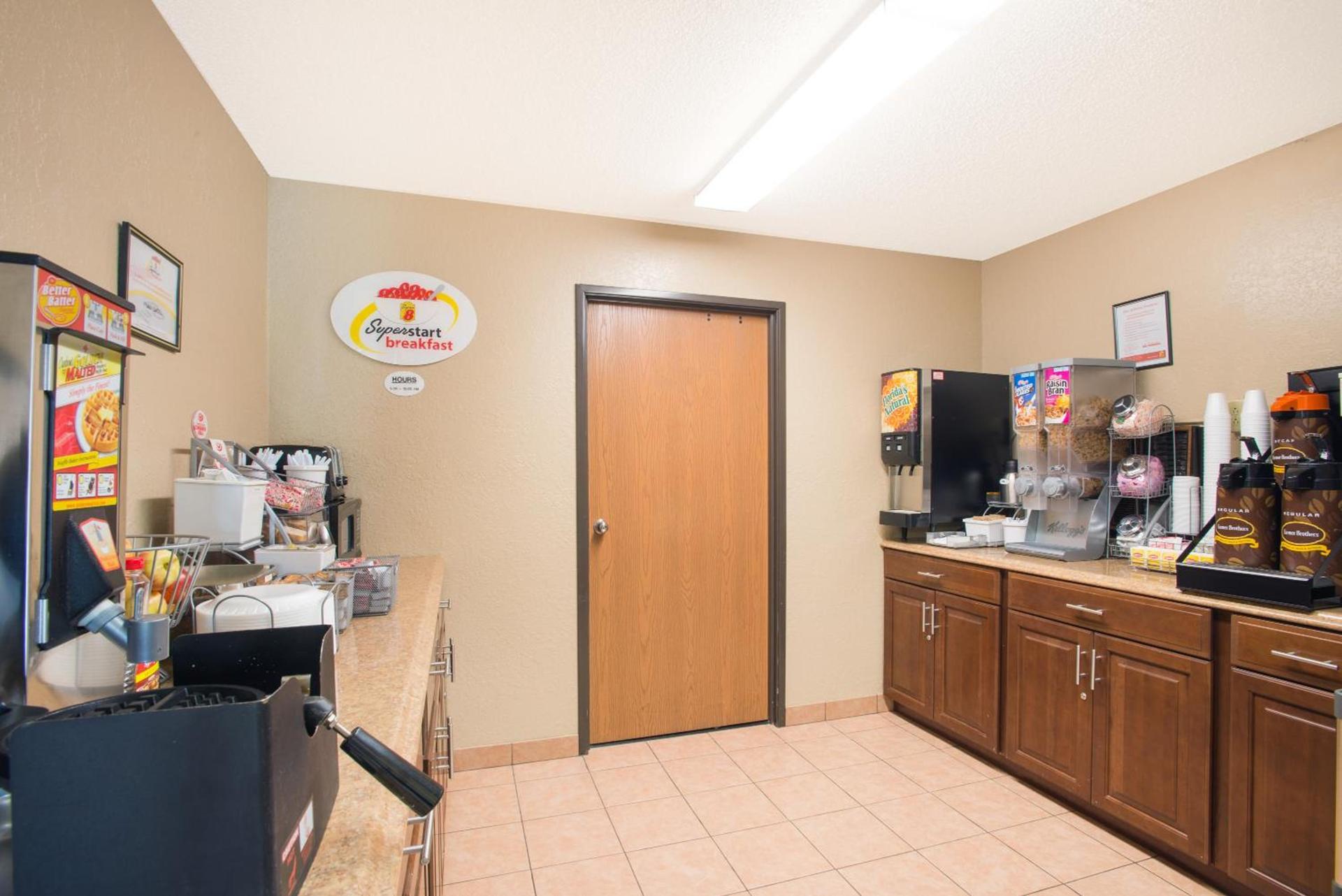 Super 8 by Wyndham Massena NY photo 35