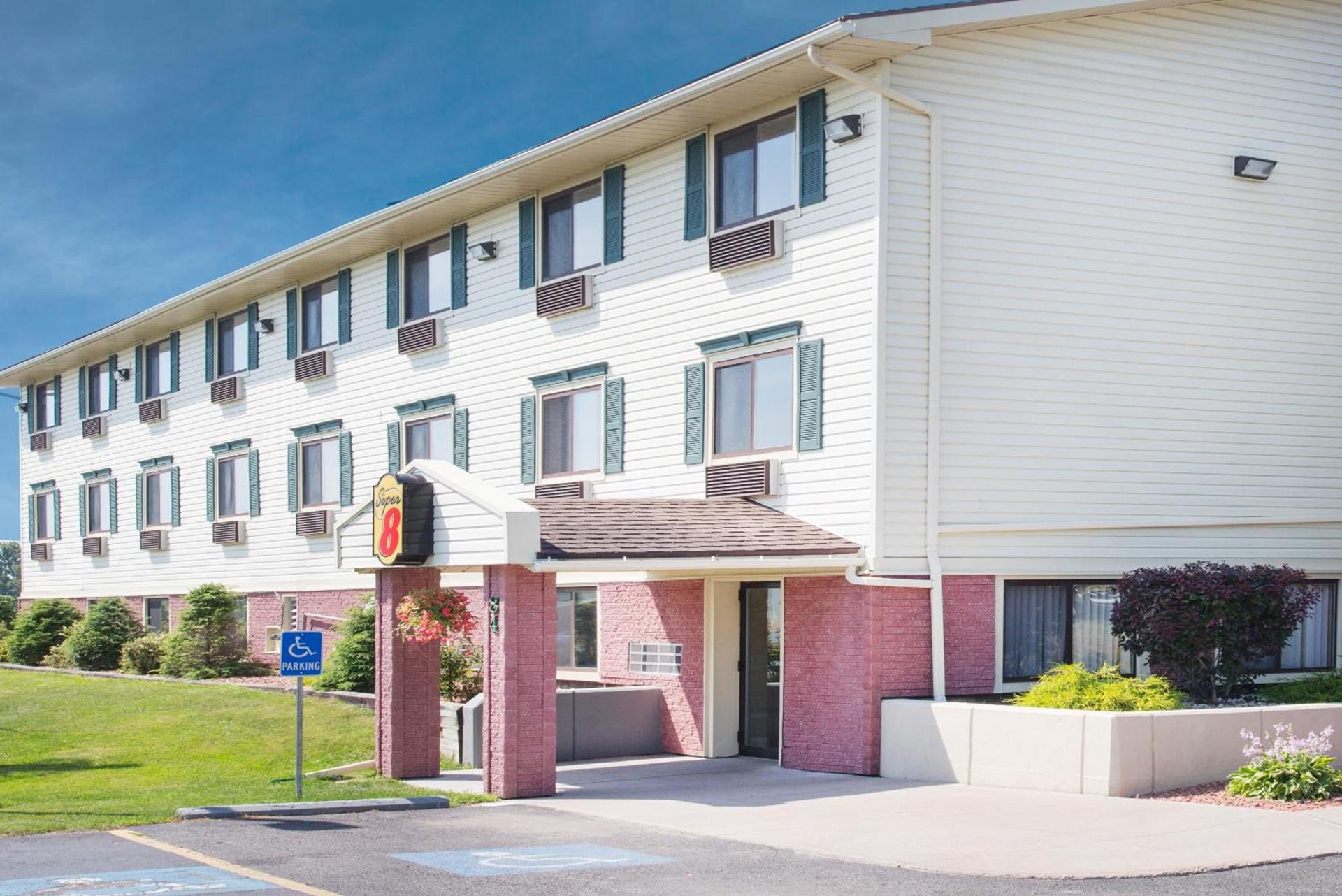 Super 8 by Wyndham Massena NY photo 30