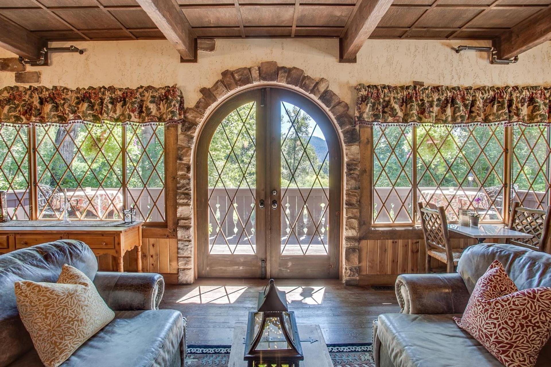 Storybook Riverside Inn photo 6