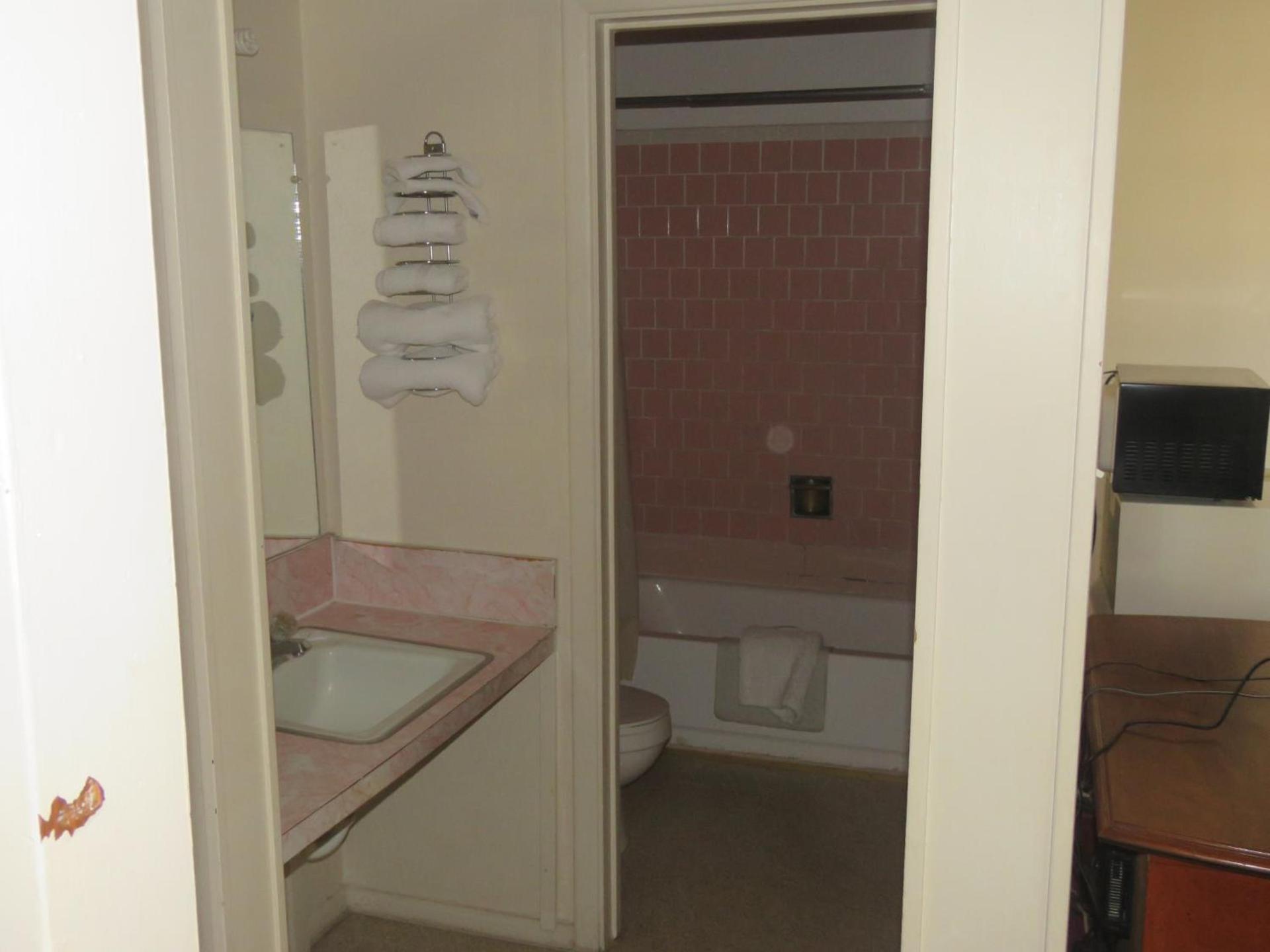 Economy Inn photo 6