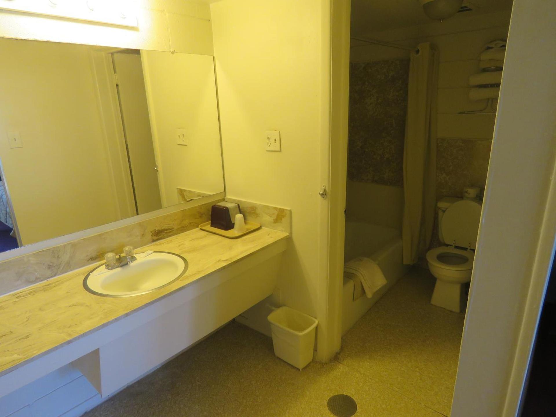 Economy Inn photo 16