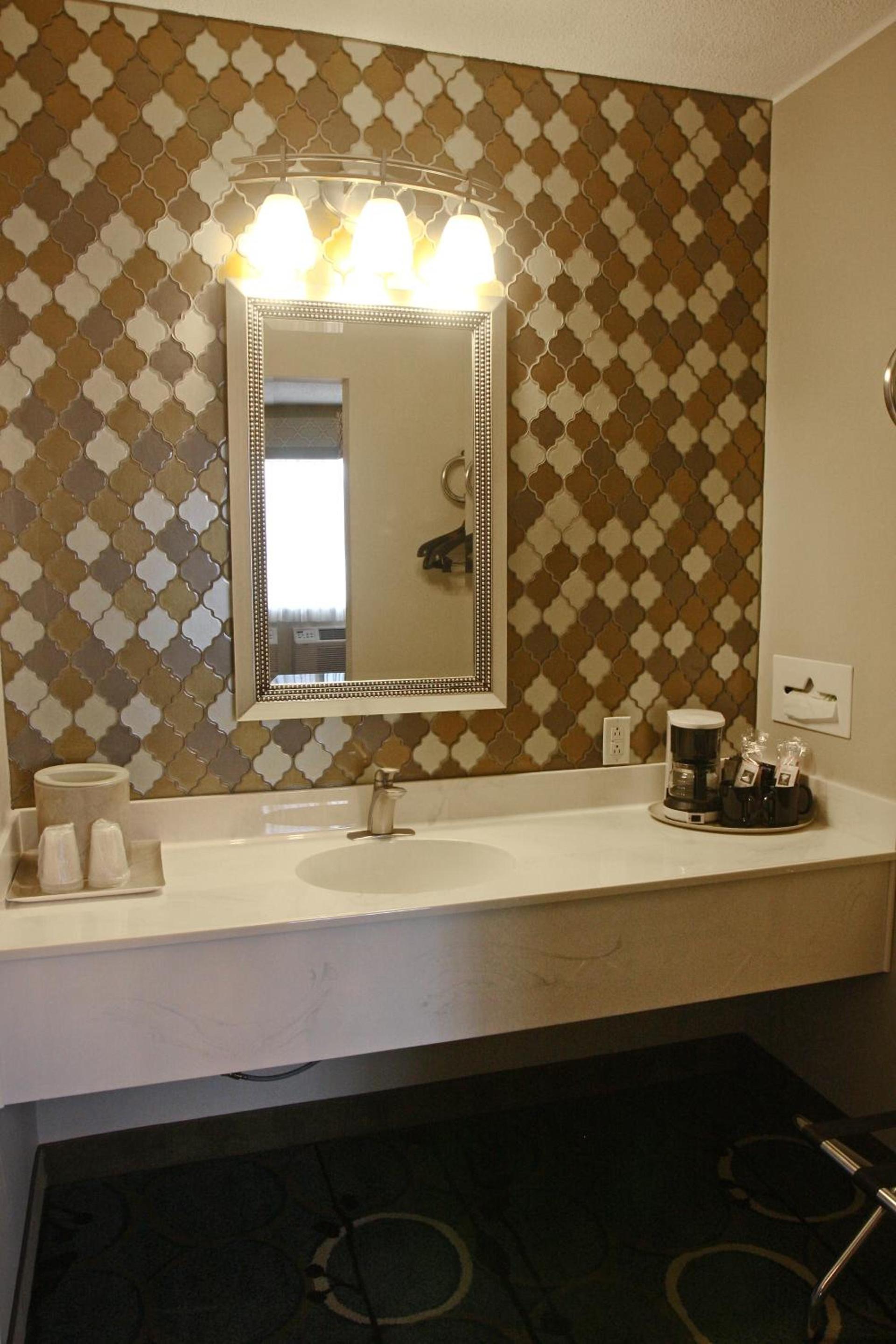 Gateway Inn and Suites photo 33
