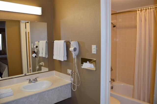 Americas Best Value Inn Laredo photo 61