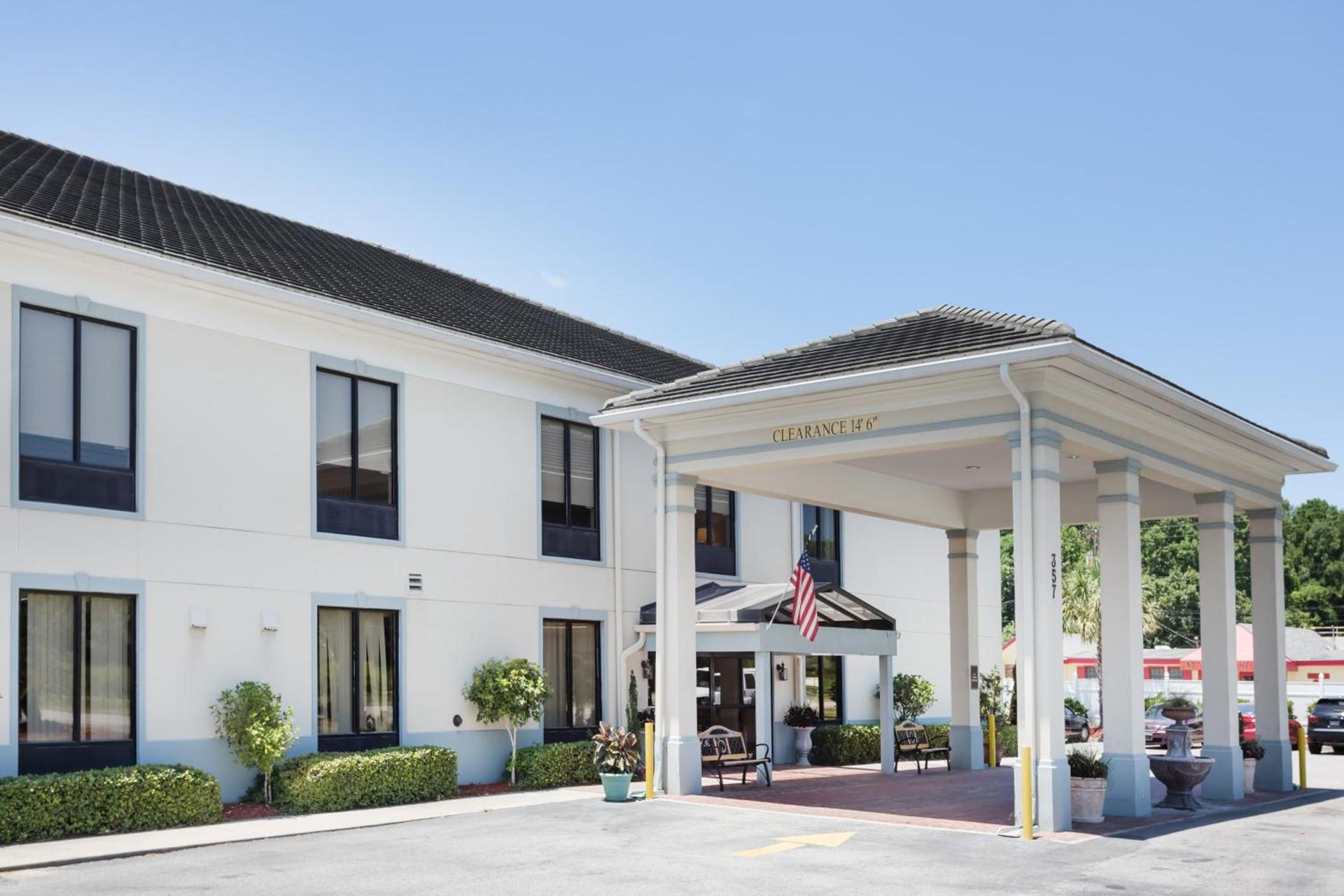 Baymont by Wyndham Savannah/Garden City photo 2