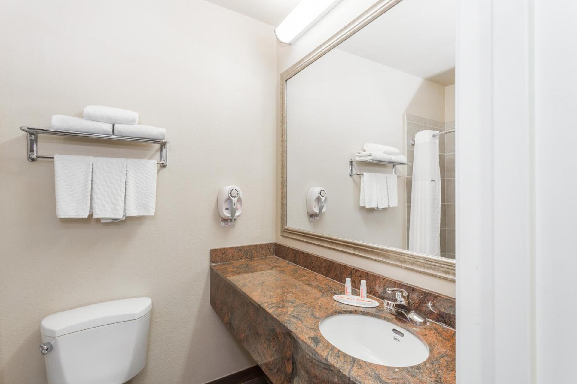 Baymont by Wyndham Savannah/Garden City photo 10