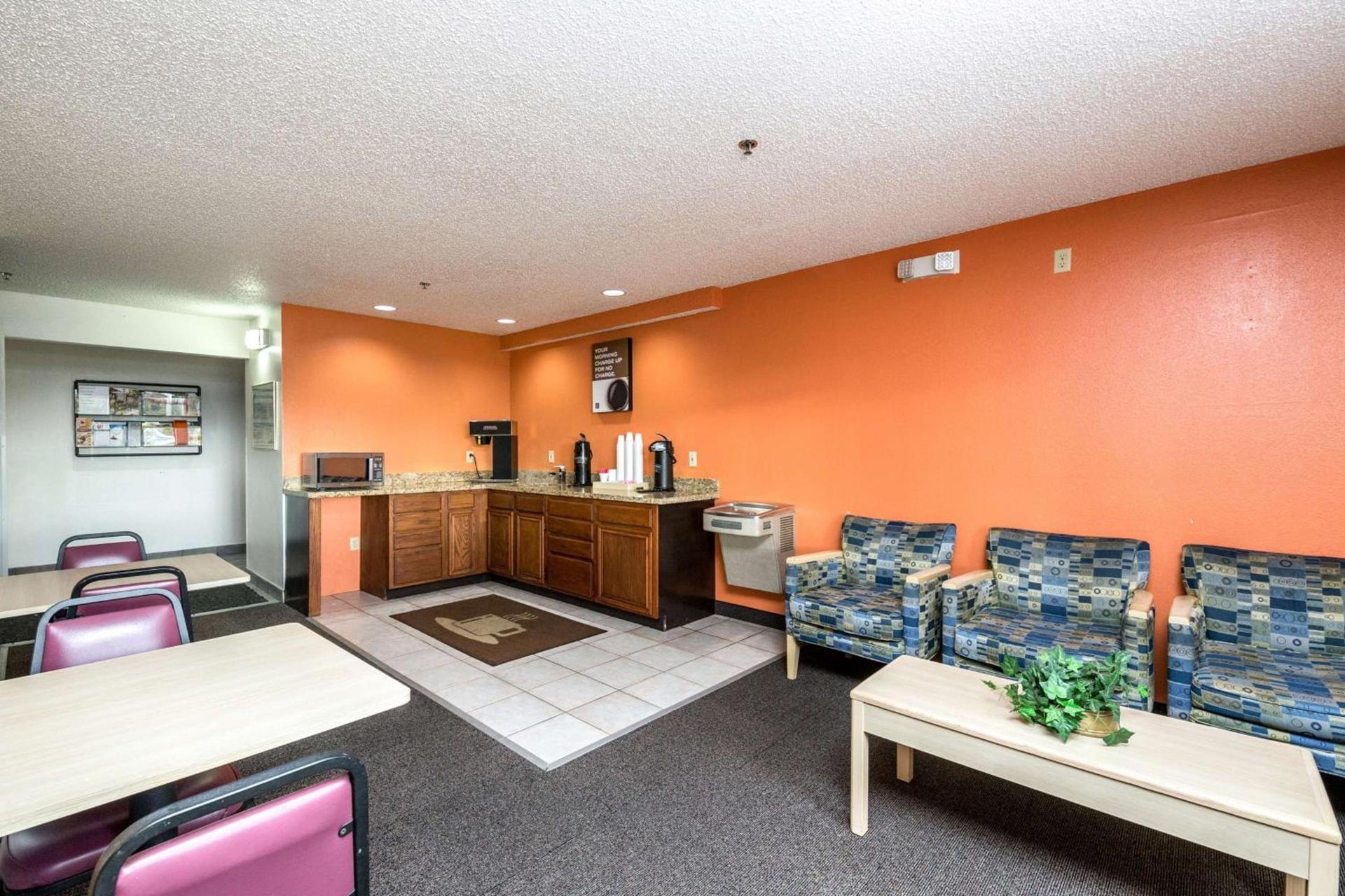 Motel 6-Waterloo, IA photo 9