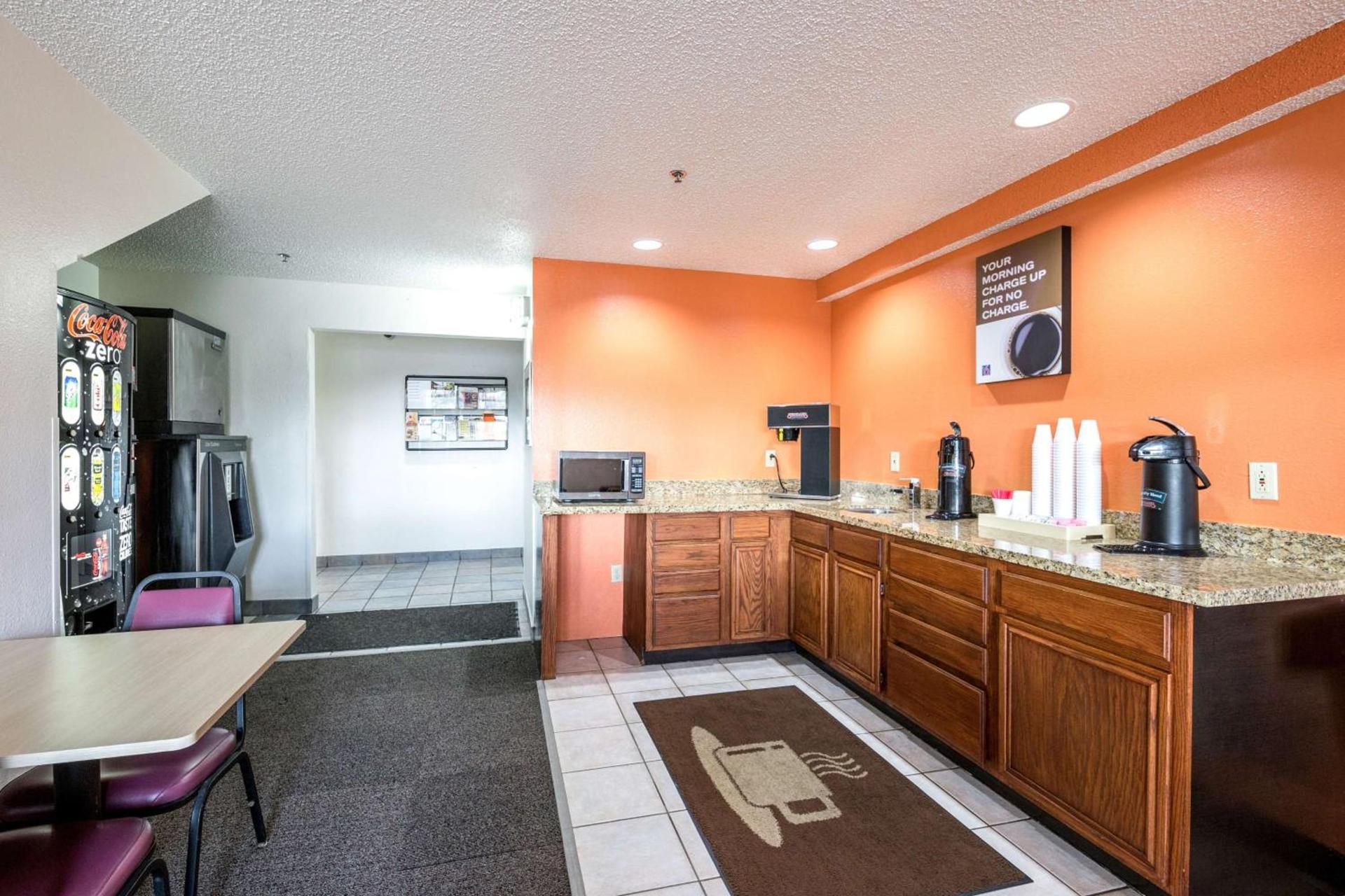 Motel 6-Waterloo, IA photo 12