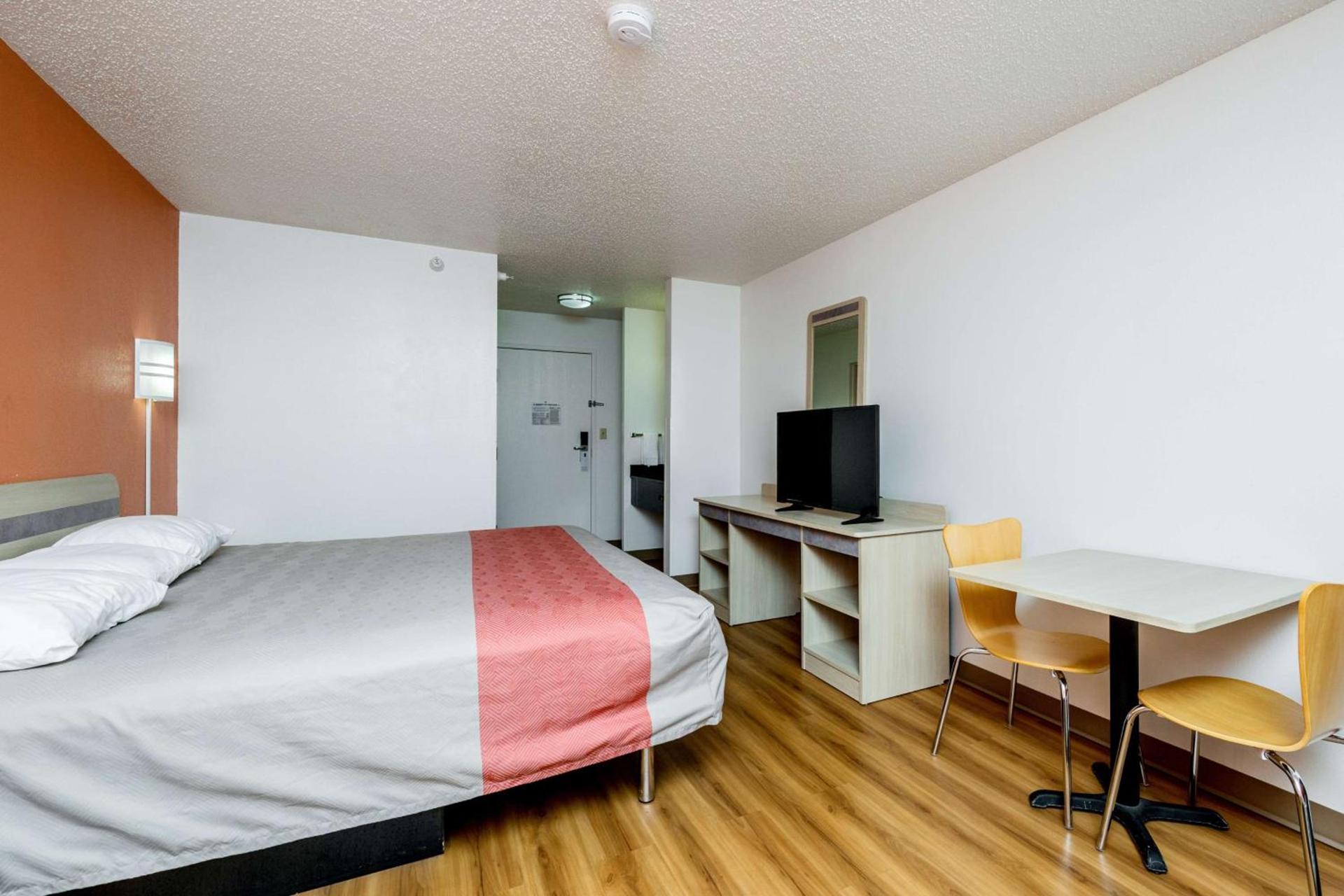 Motel 6-Waterloo, IA photo 37