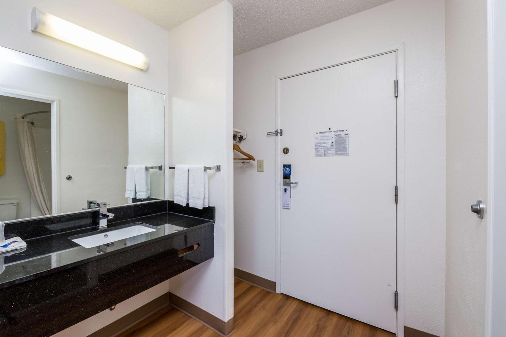 Motel 6-Waterloo, IA photo 25