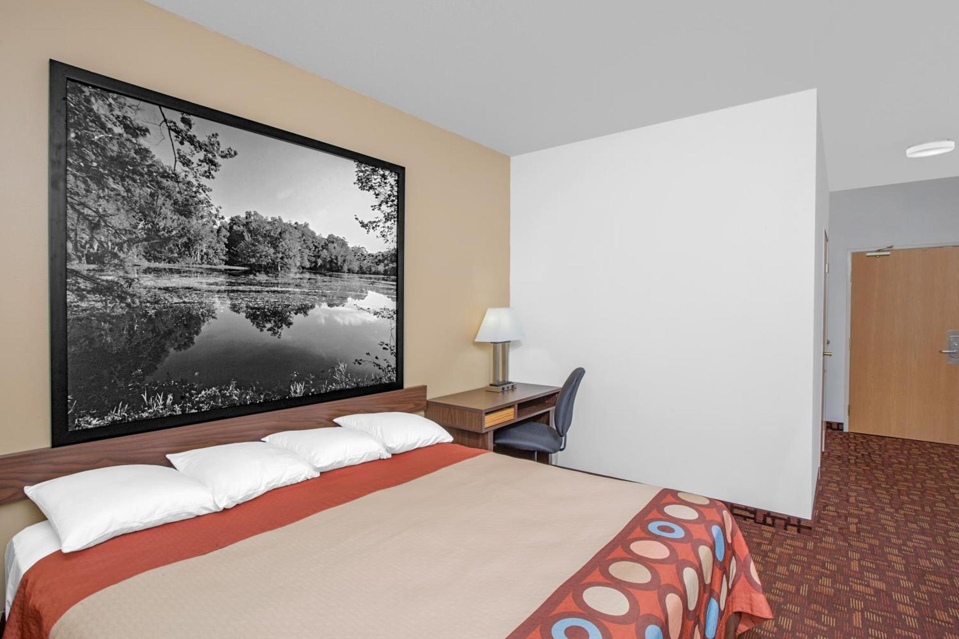 Super 8 by Wyndham Three Rivers photo 35