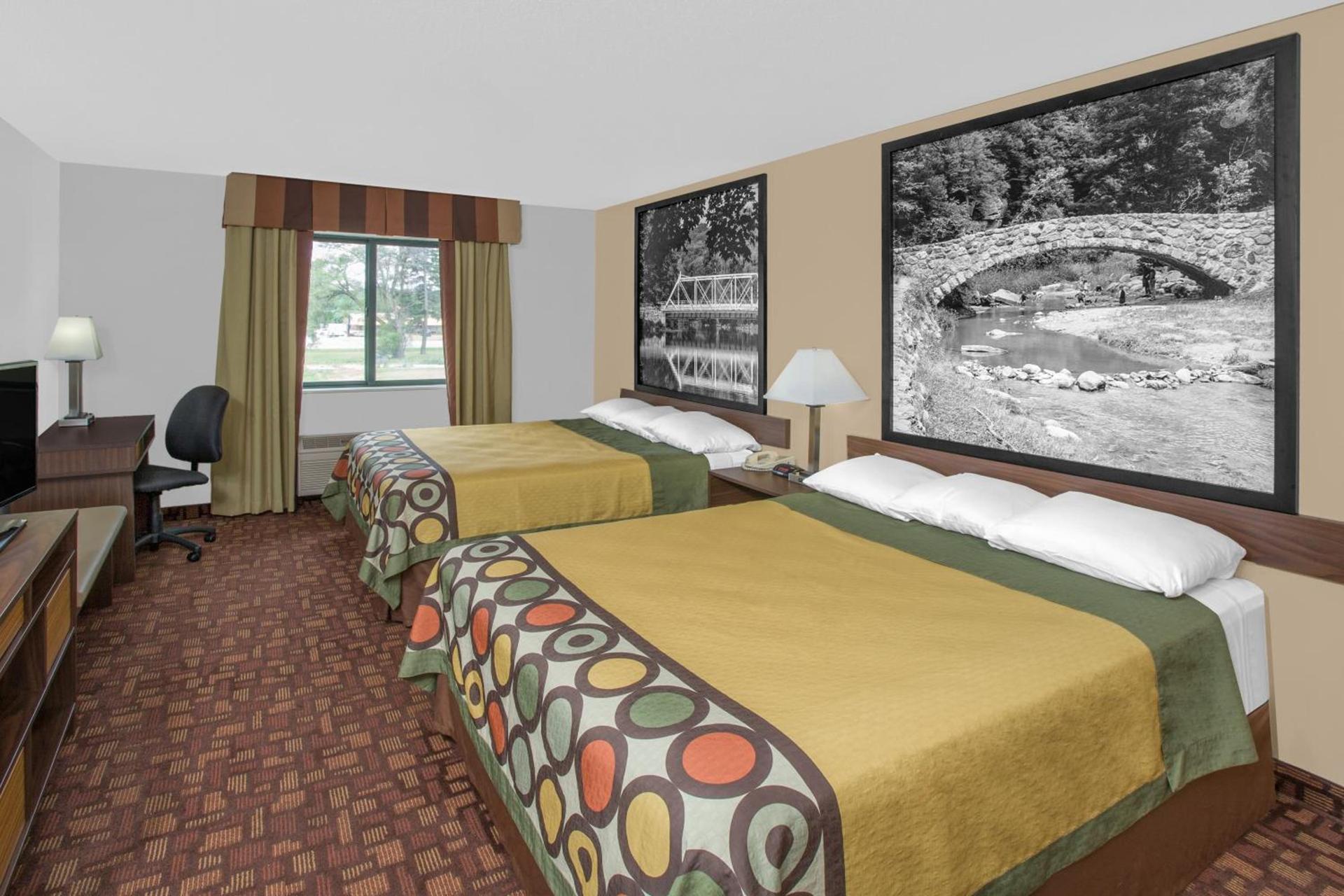 Super 8 by Wyndham Three Rivers photo 26