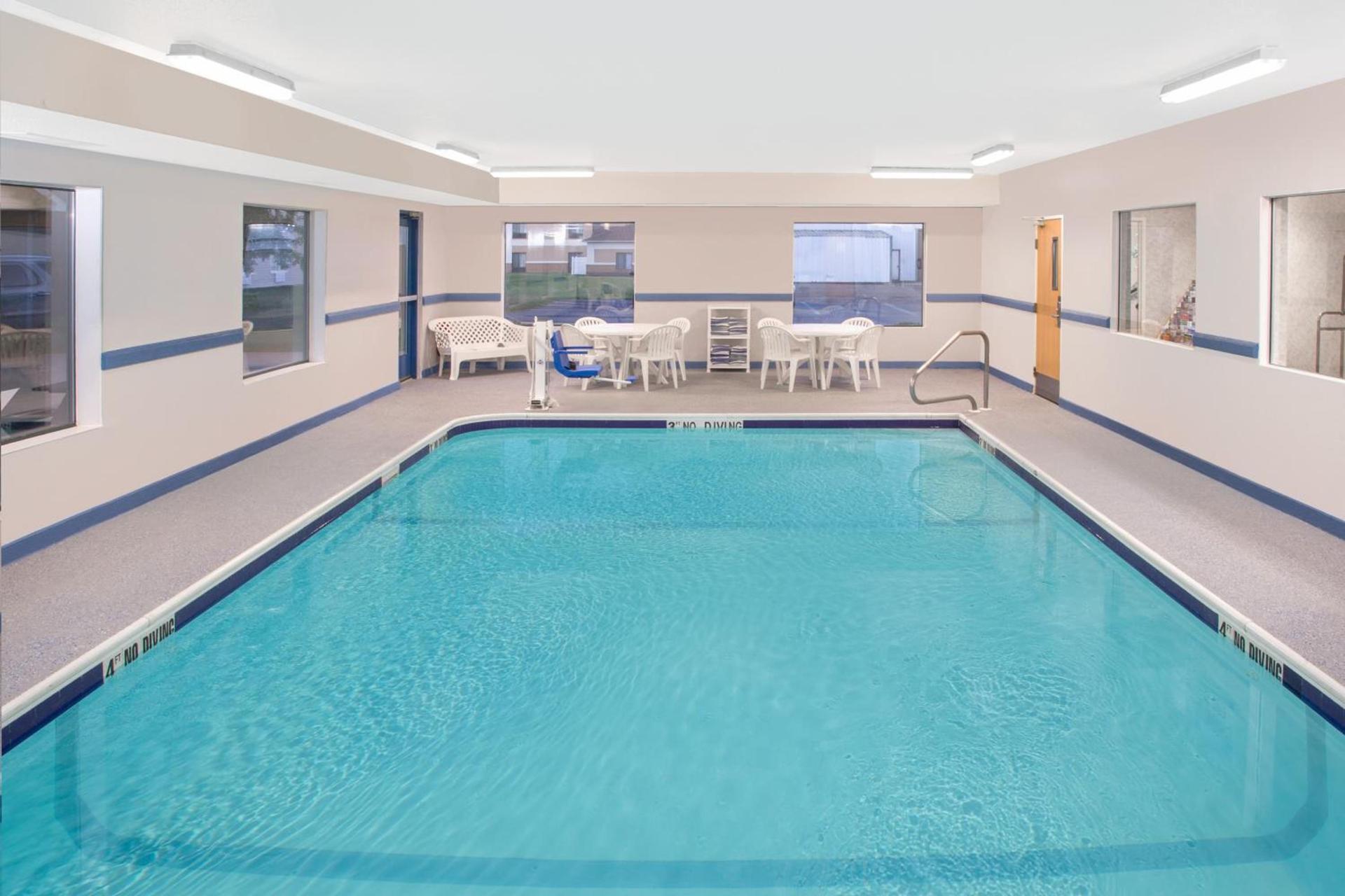 Super 8 by Wyndham Three Rivers photo 39