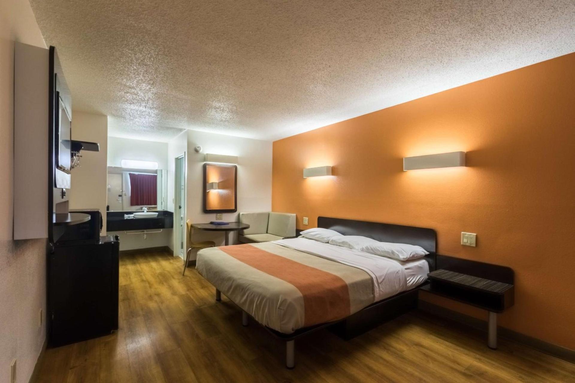 Motel 6-Crawfordsville, IN photo 11
