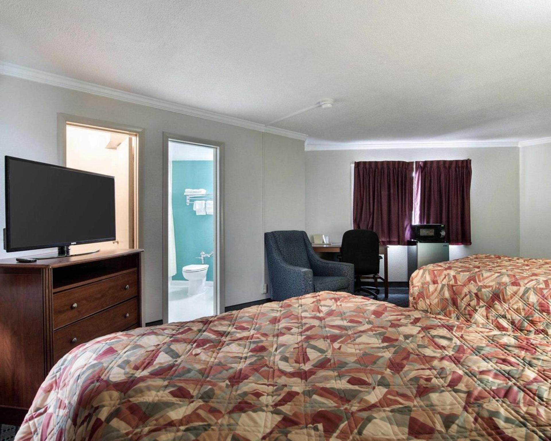 Rodeway Inn Syracuse Carrier Circle photo 25