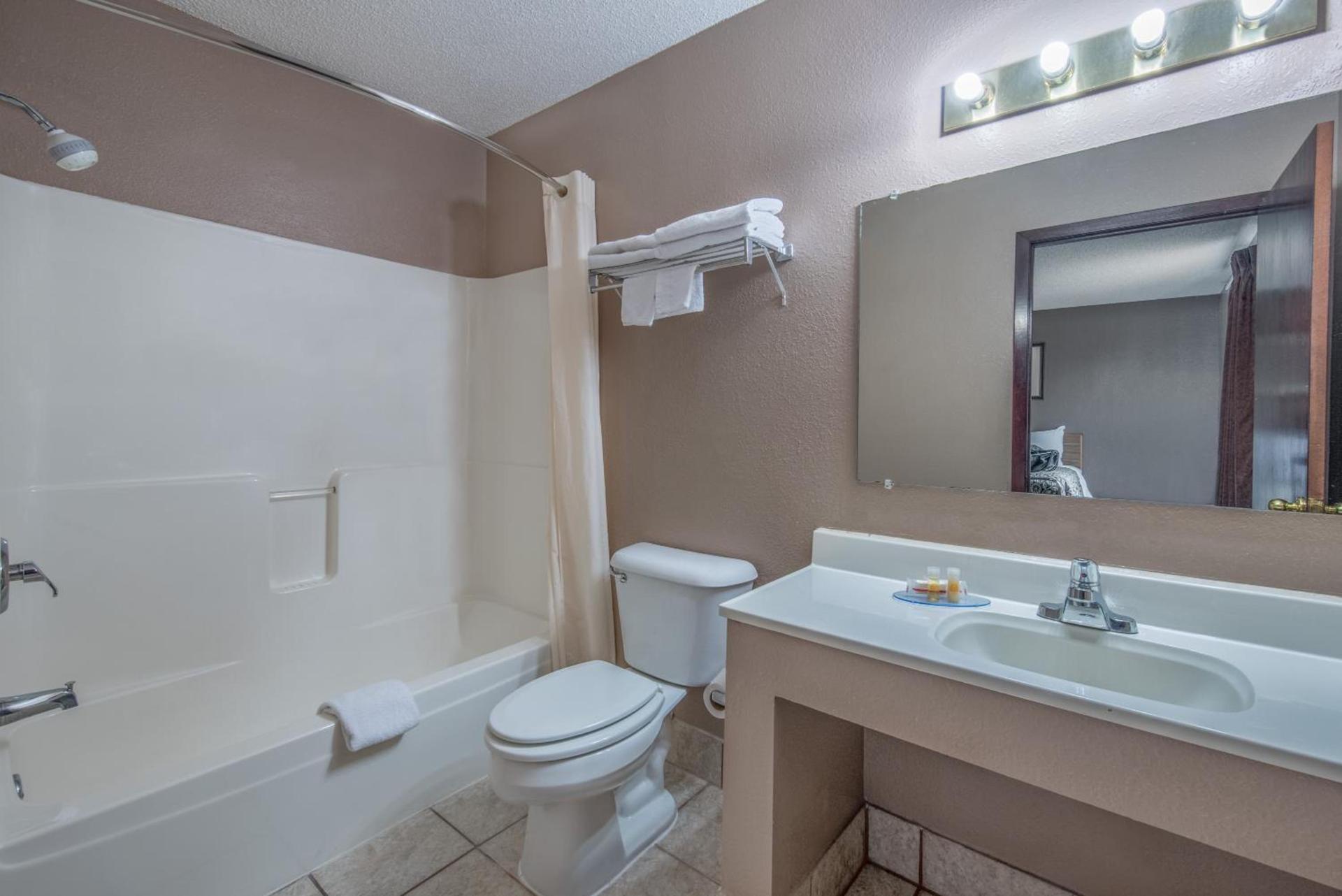 Days Inn by Wyndham Jamestown photo 31
