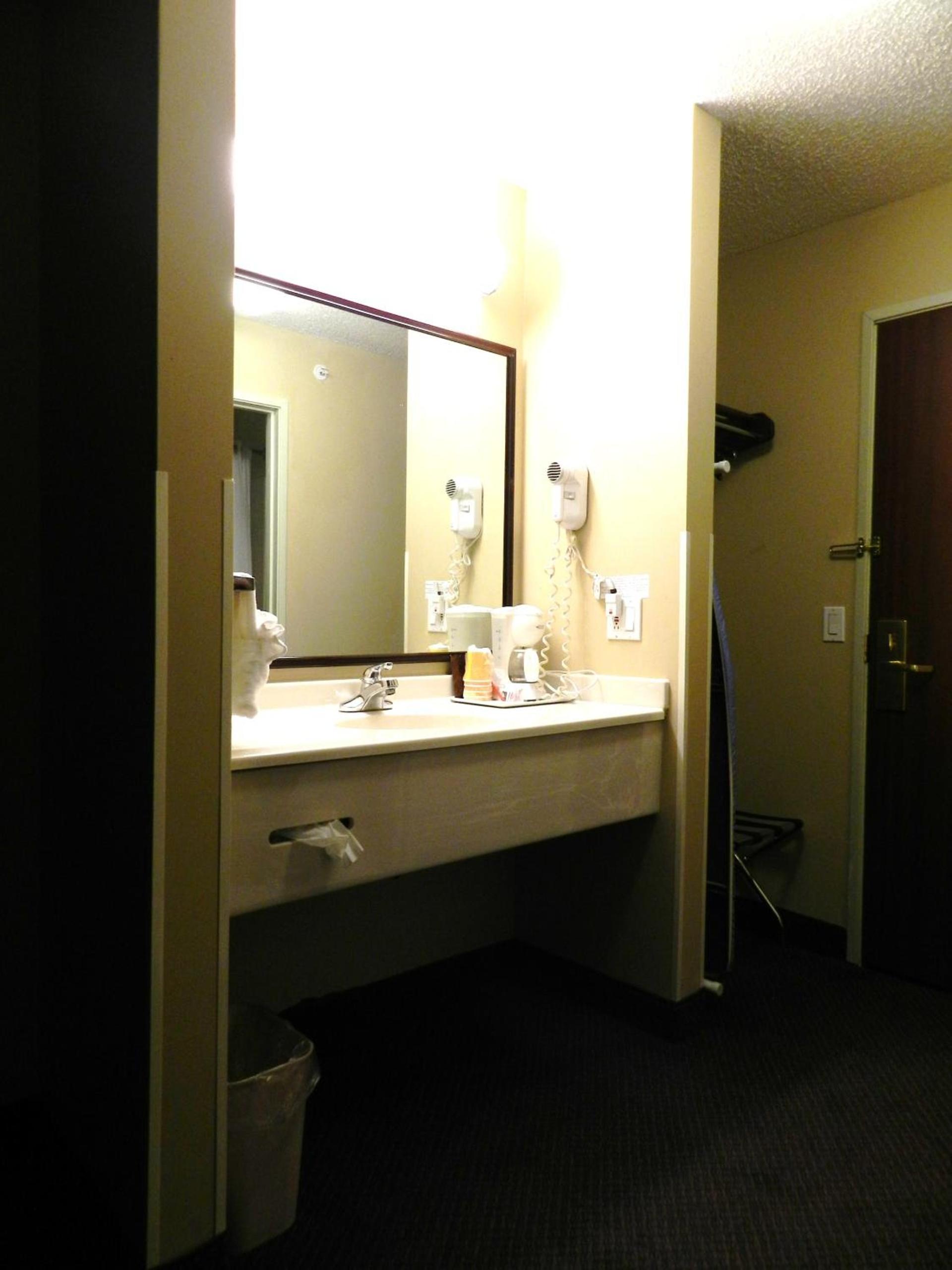 Bay Inn & Suites Troy photo 15