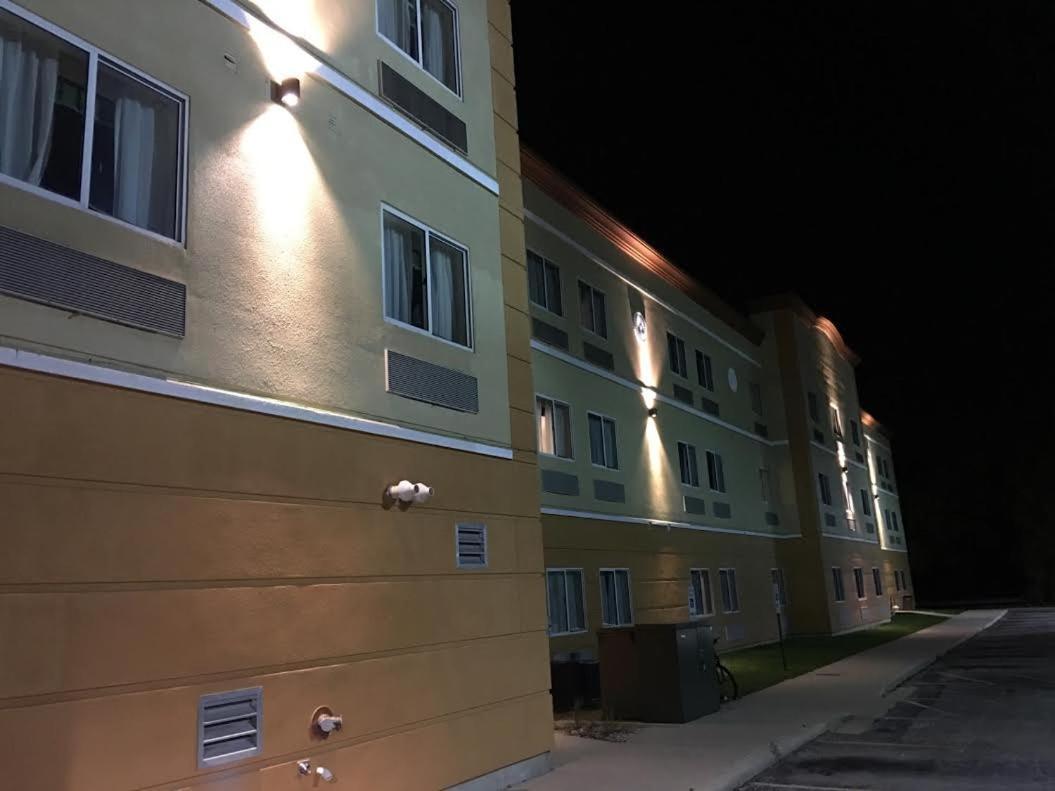Ramada by Wyndham Glendale Heights/Lombard photo 26
