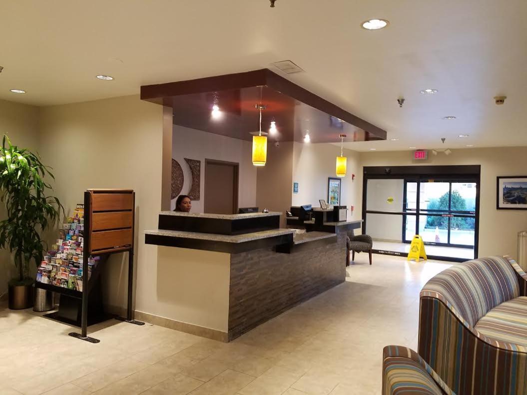 Ramada by Wyndham Glendale Heights/Lombard photo 22