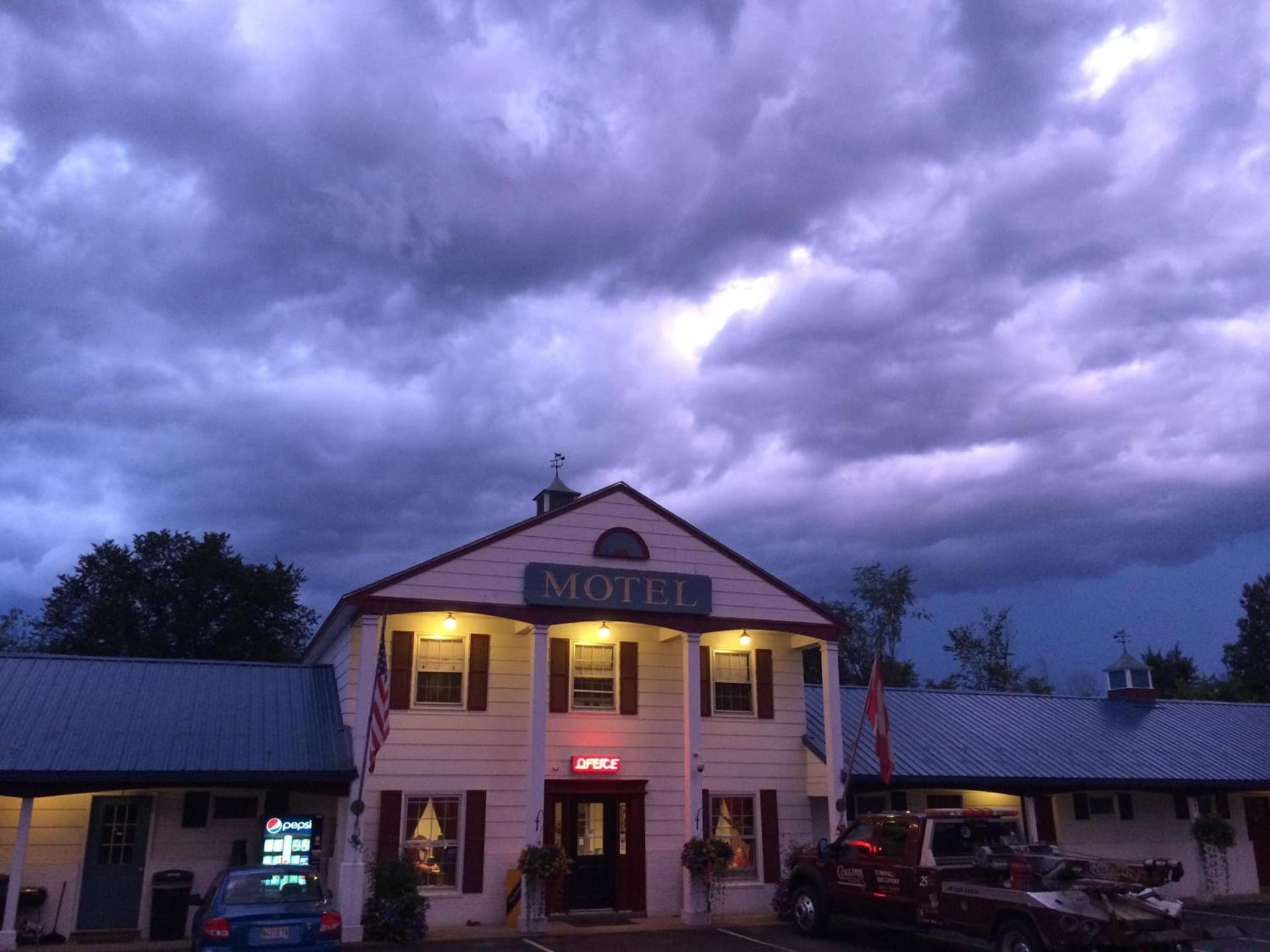 Colonial Valley Motel photo 2